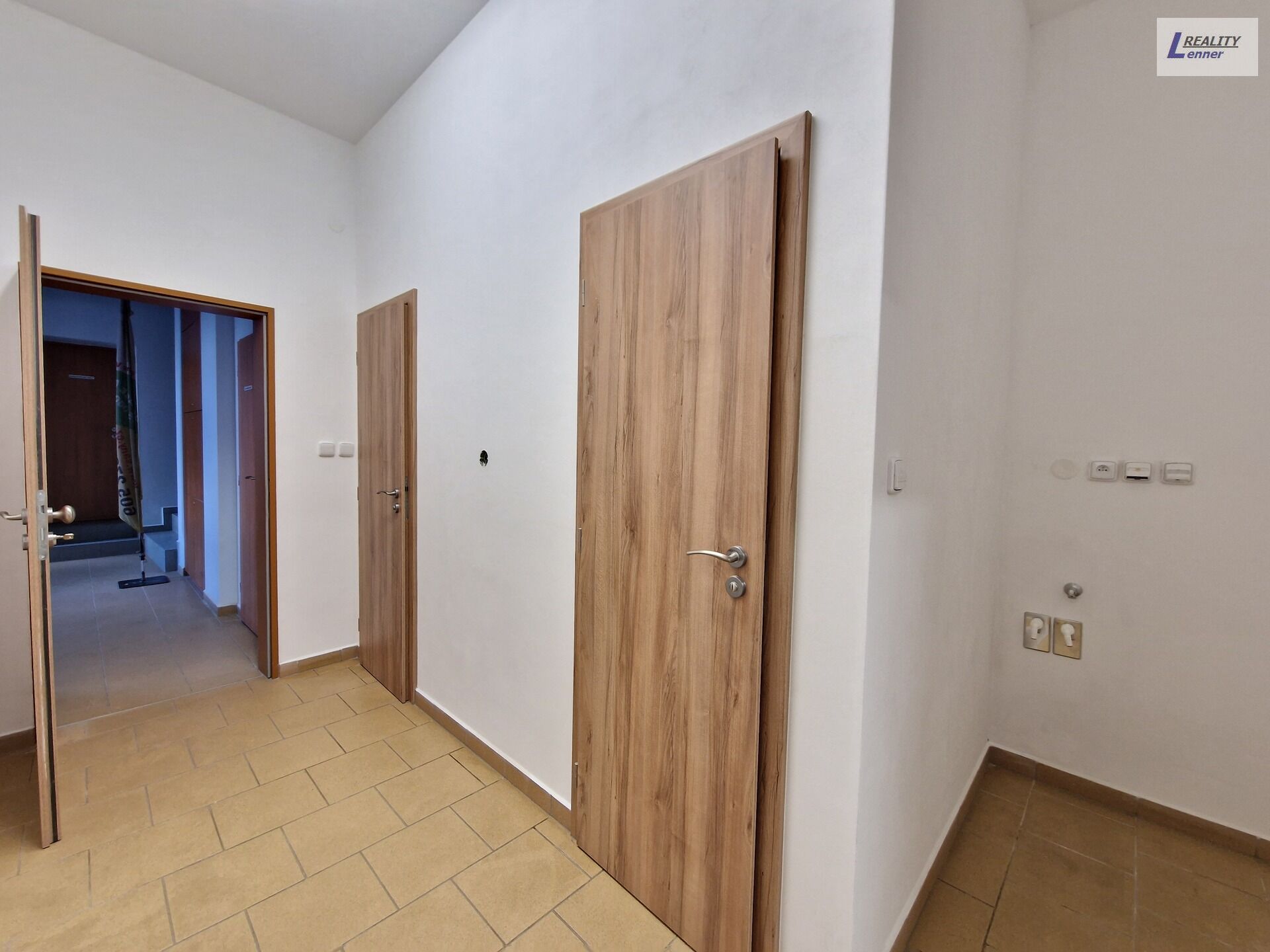 Pronájem 1+kk, 52 m2, cihla, přízemí, parkování