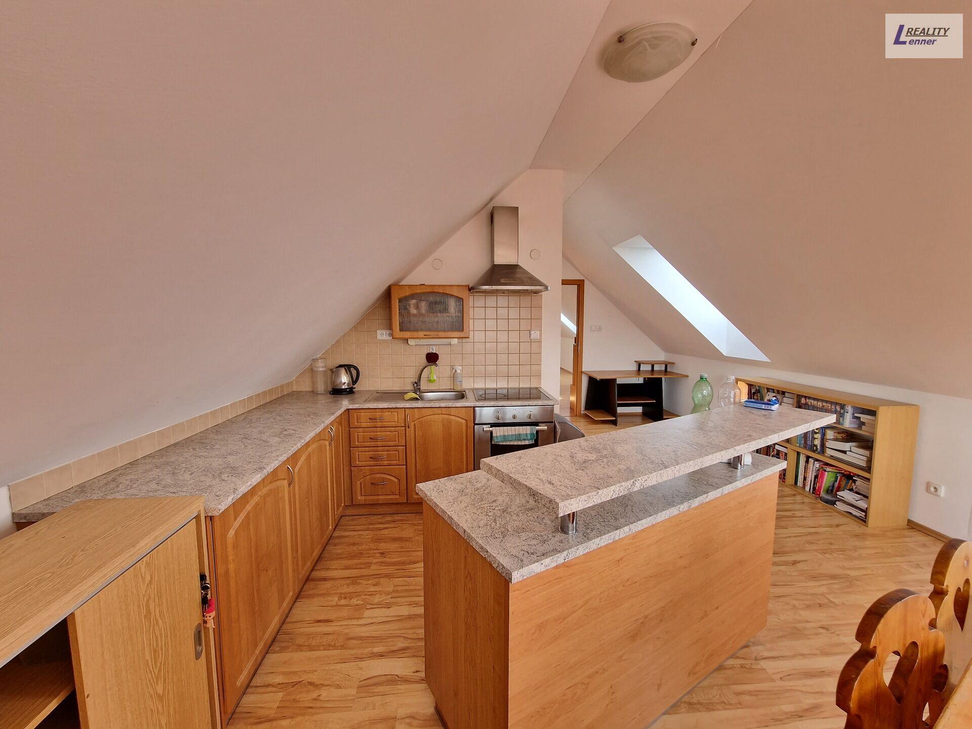 Pronájem 2+1, 89 m2, cihla, podkroví, parkování