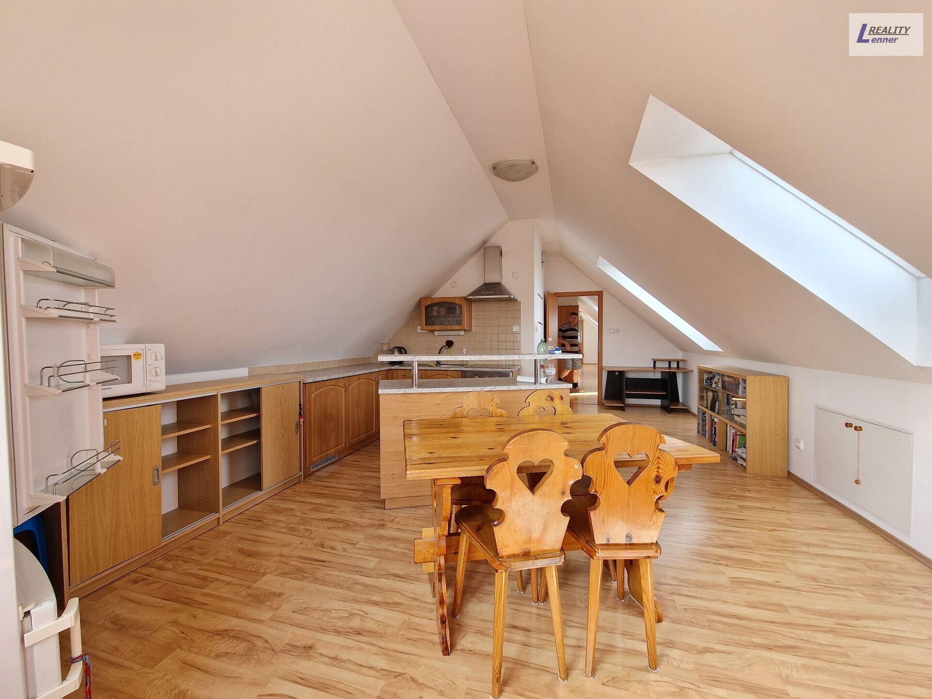 Pronájem 2+1, 89 m2, cihla, podkroví, parkování