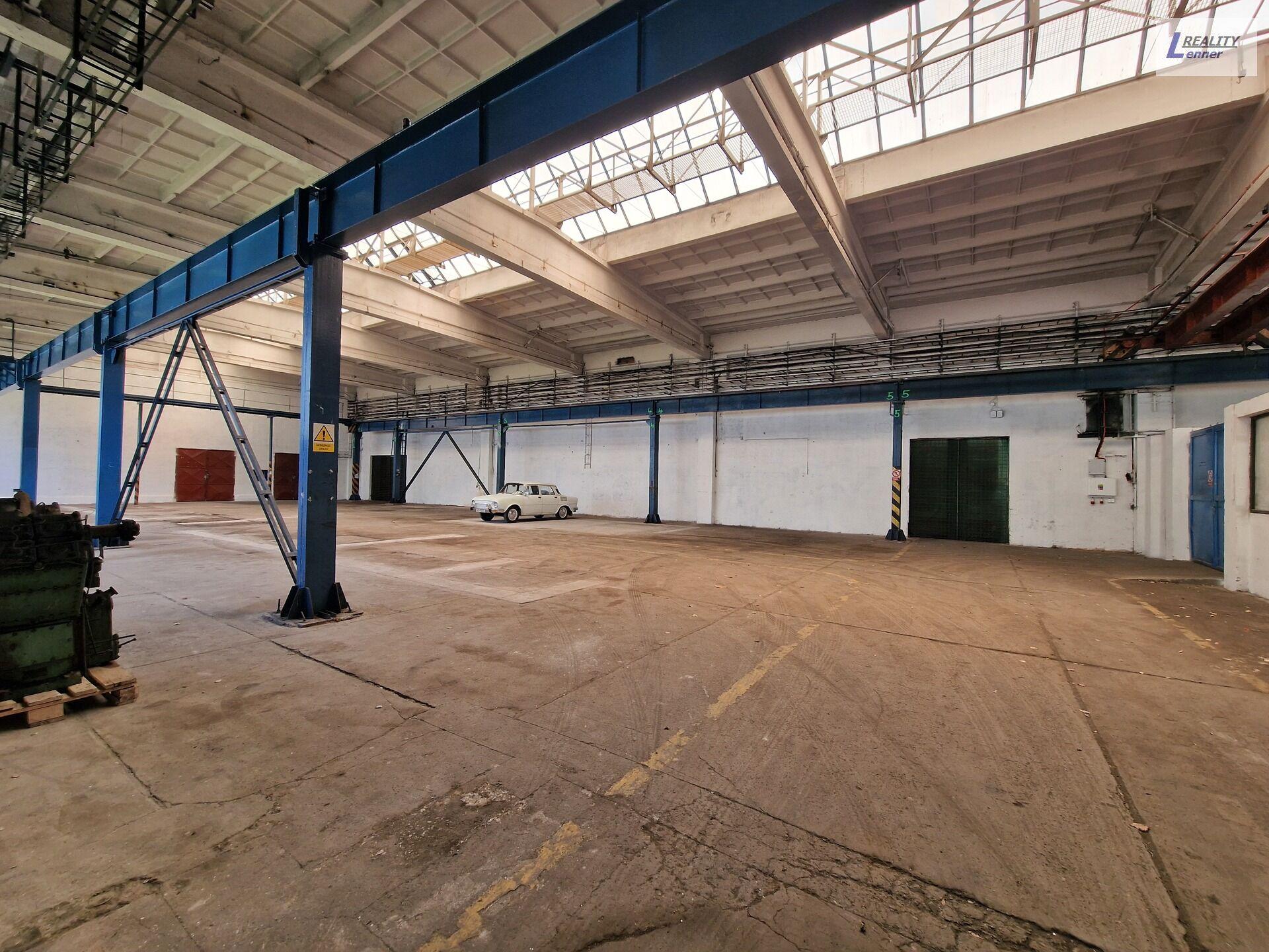 Komerční prostor ve výrobní hale 371 m2, v průmyslovém areálu, ulice Obecnická