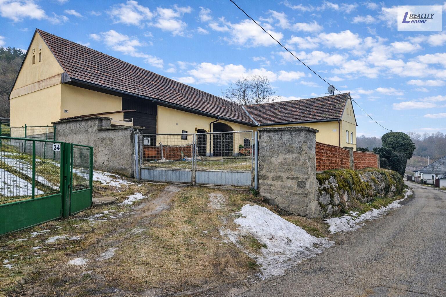 Zemědělská usedlost 2+kk (možnost půdní vestavby) / garáž, dílna, stodola – pozemek 2 176 m²