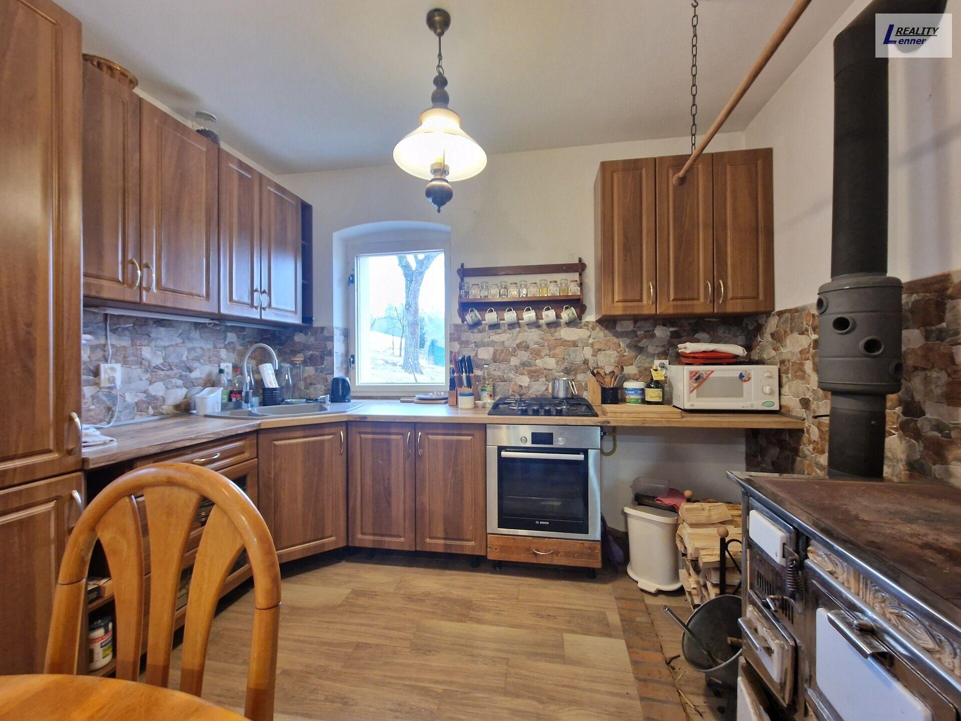 Zemědělská usedlost 2+kk (možnost půdní vestavby) / garáž, dílna, stodola – pozemek 2 176 m²