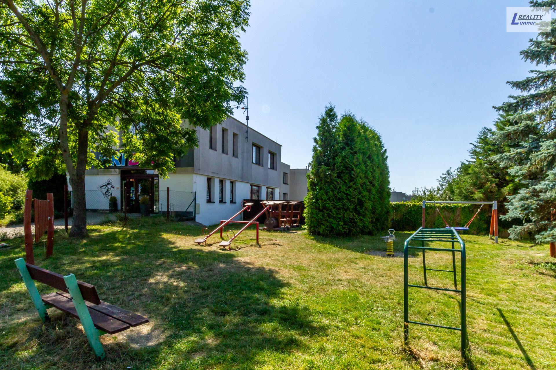 Komerční prostry a vícegenerační byt. dům 4+kk, 1+kk, vše na pozemku 554 m2.