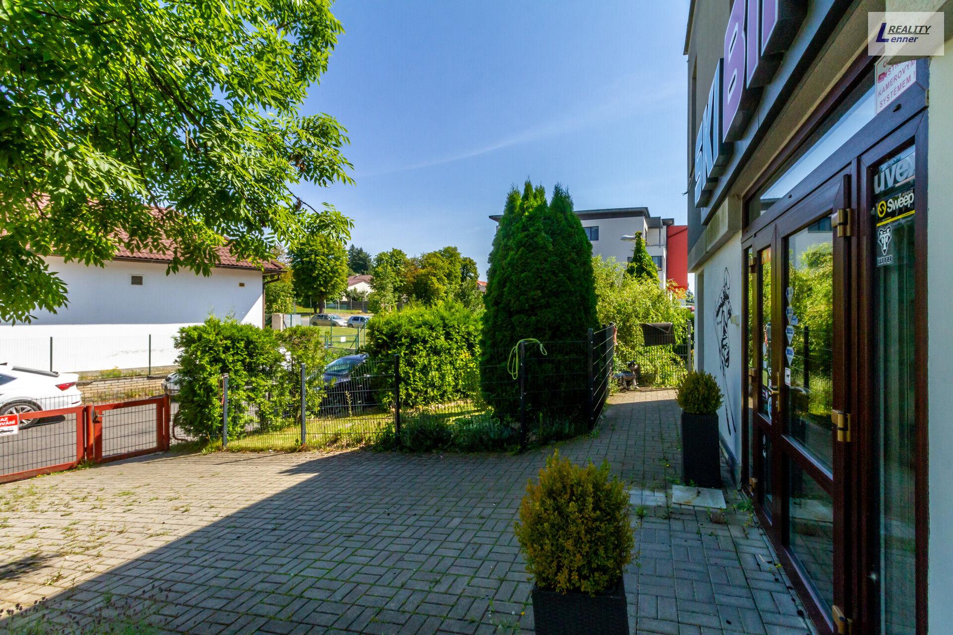 Komerční prostry a vícegenerační byt. dům 4+kk, 1+kk, vše na pozemku 554 m2.