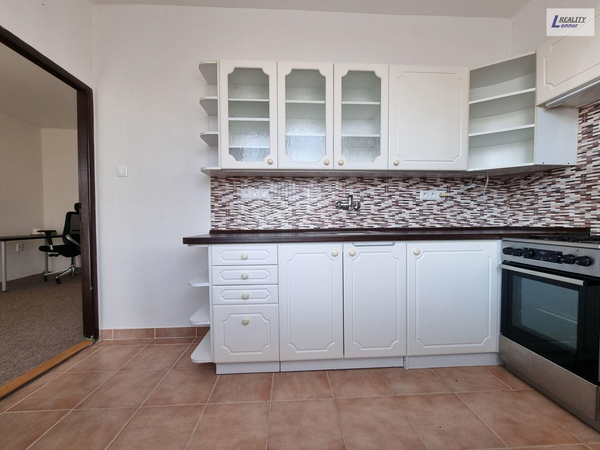 Pronájem 2+1/balkon, 48 m2, 4.patro, cihla