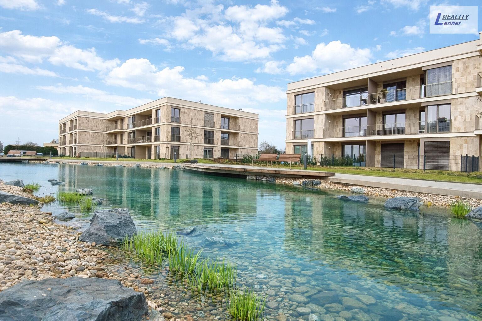 Byt 2+kk, terasa a předzahrádka 118 m2.