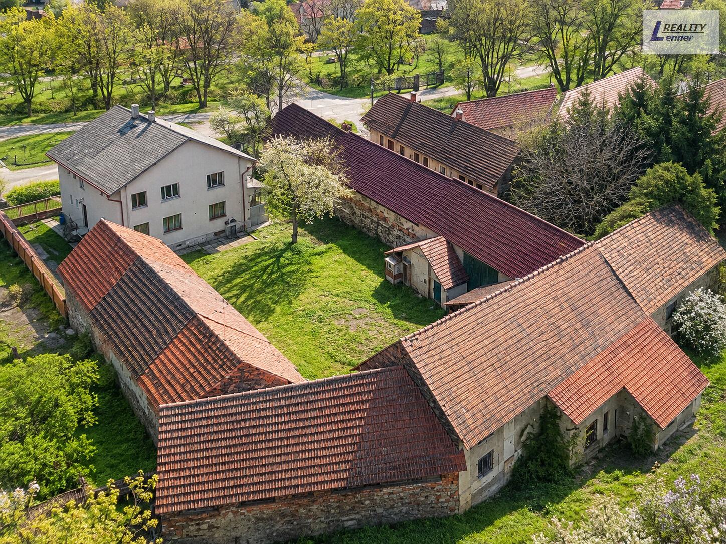 Vyjímečný venkovský areál v obci Radouš u Hostomic
