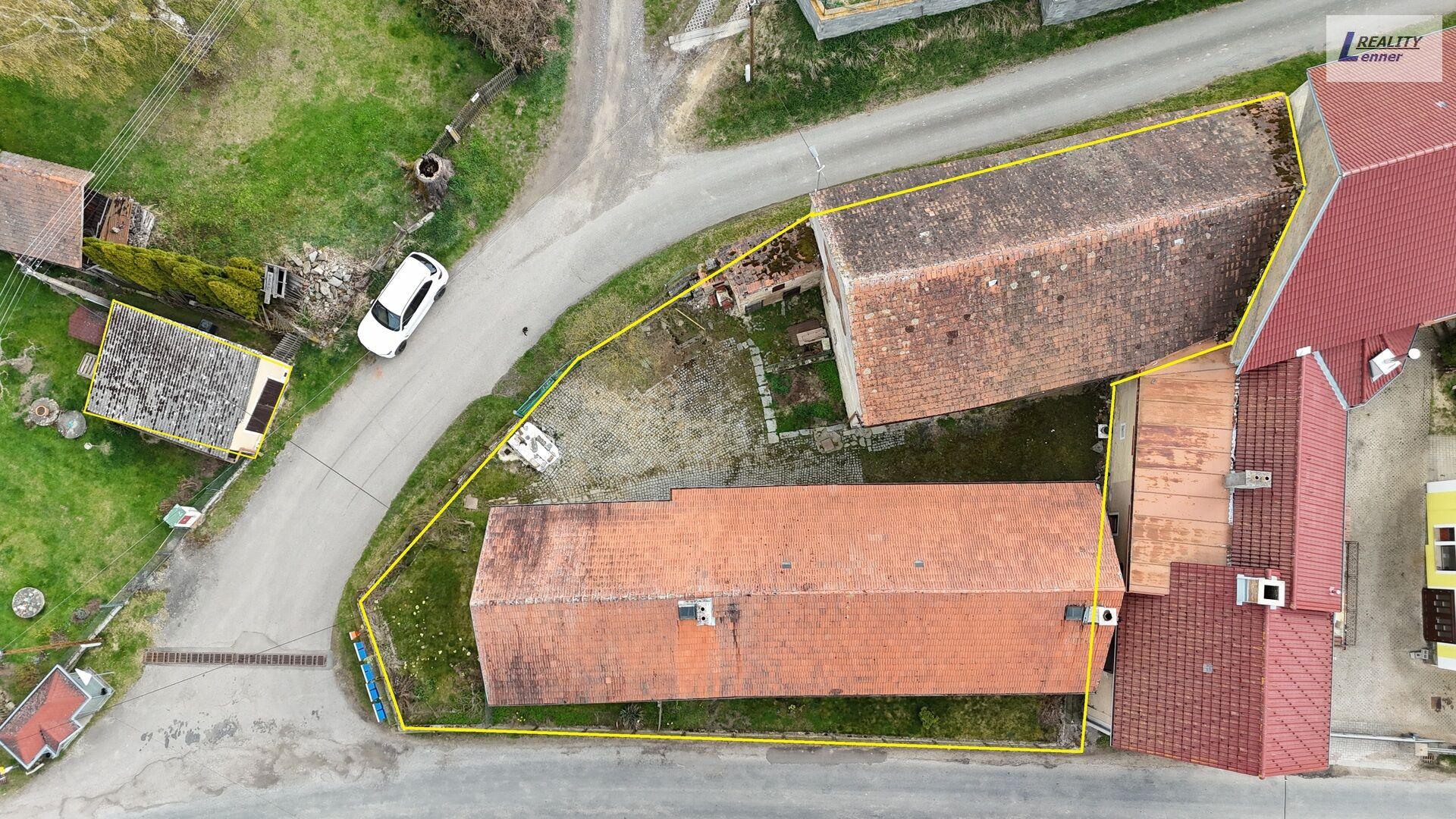 Prodej rodinného domu 3+1/ 90m2 na pozemku 661m2/ stodola, podkroví pro využití + garáž