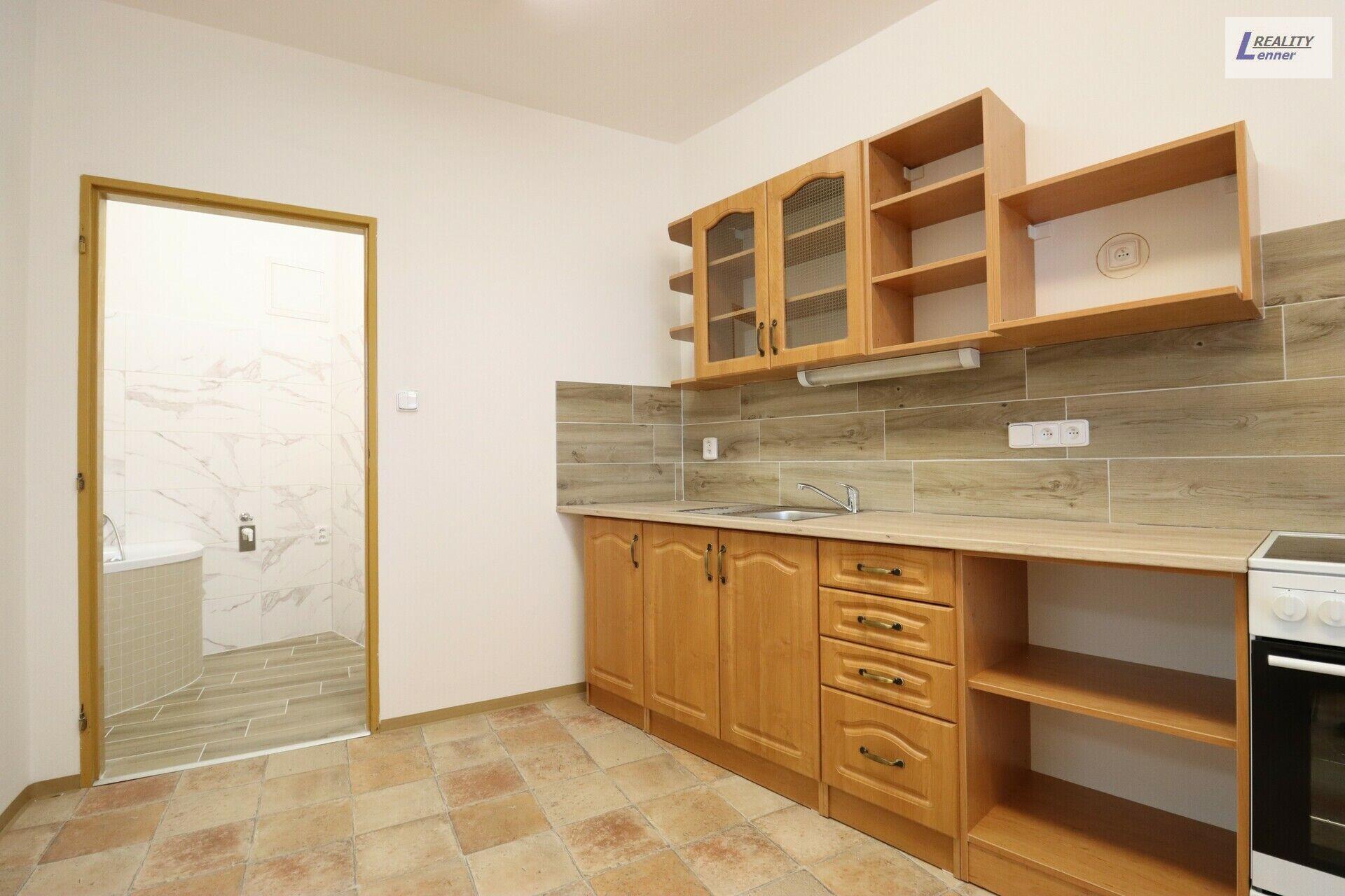 Pronájem 2+1, 65 m2, cihla, 2. patro, parkování