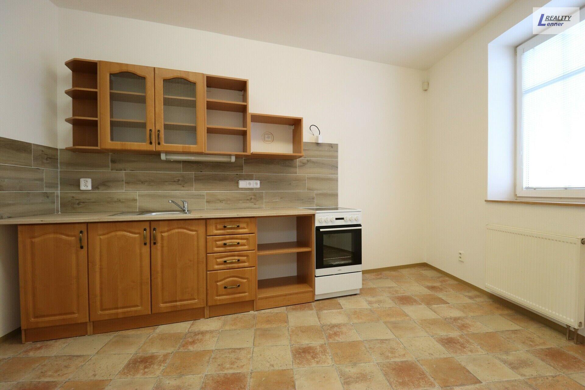 Pronájem 2+1, 65 m2, cihla, 2. patro, parkování