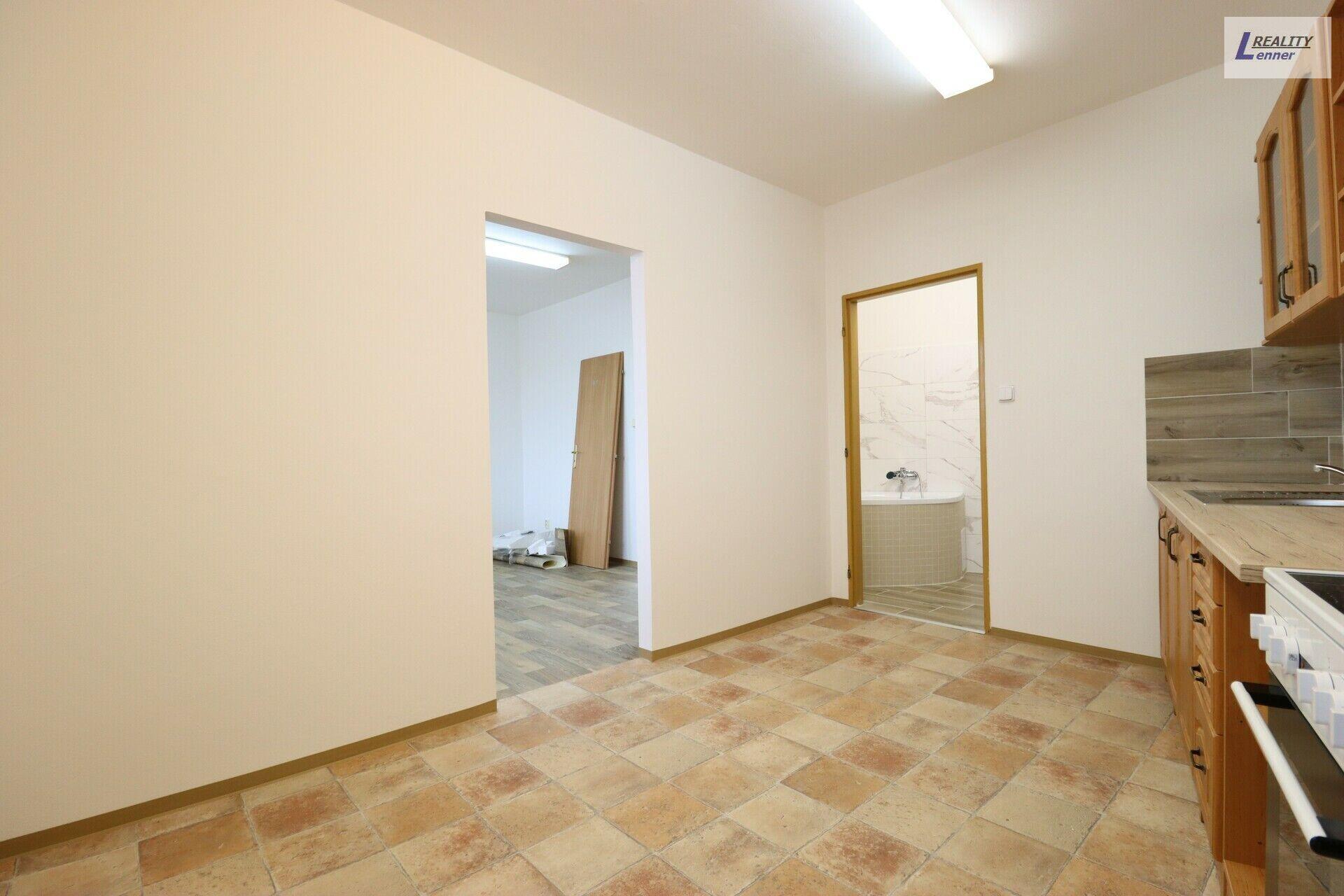 Pronájem 2+1, 65 m2, cihla, 2. patro, parkování