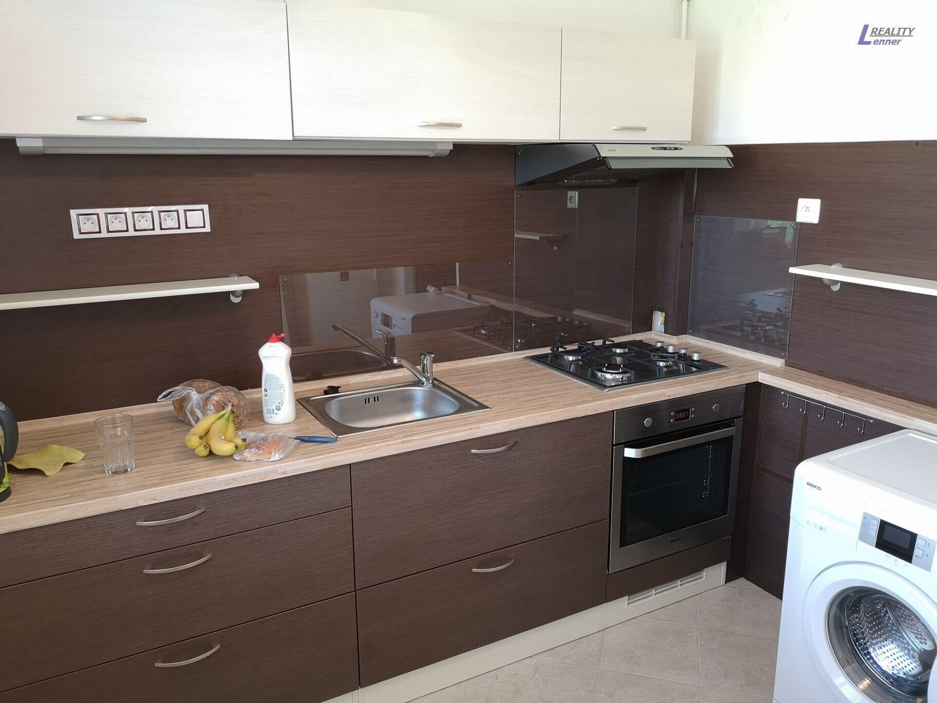 Byt 2+1/ balkon, 59 m2, po rekonstrukci, cihla, 2. patro