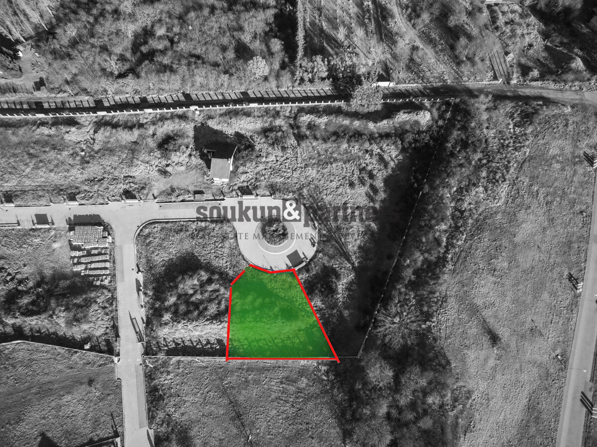 Stavební pozemek - 554 m2, plyn, kanalizace, vodovod, elektro, optika - Horoměřice, Praha - západ.