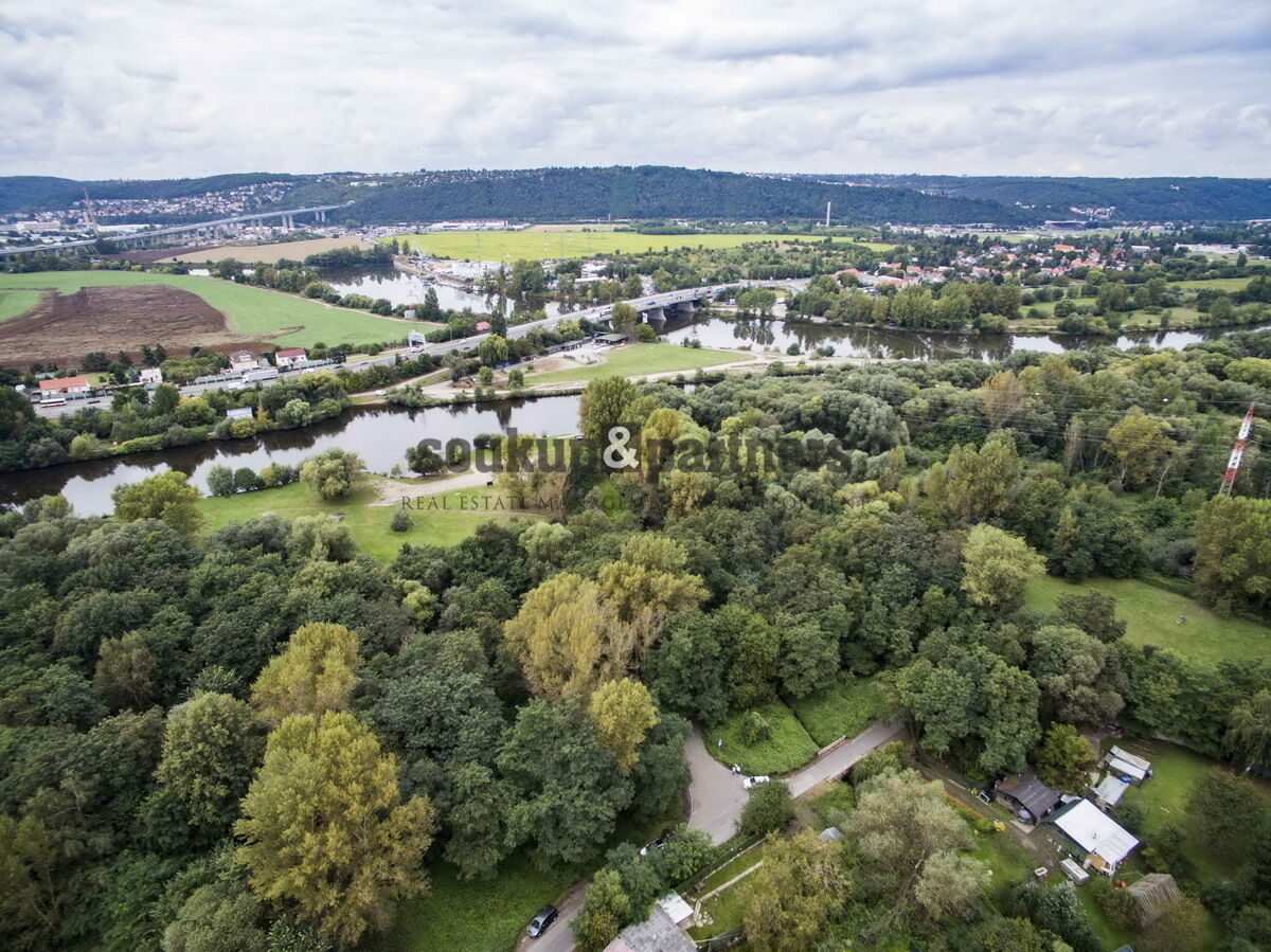 Stavební pozemek 4.985 m2, Praha 12 - Komořany.