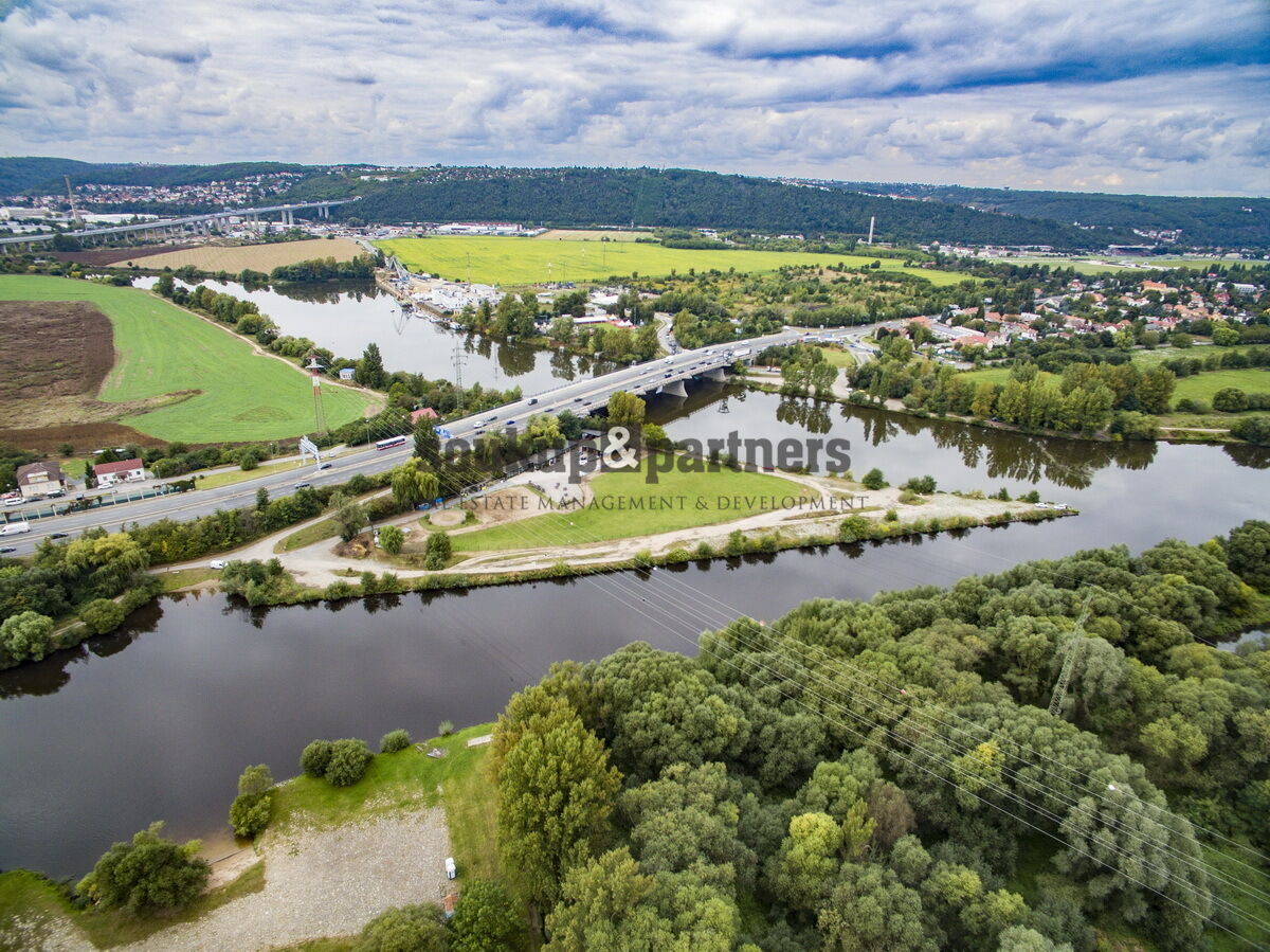 Stavební pozemek 4.985 m2, Praha 12 - Komořany.