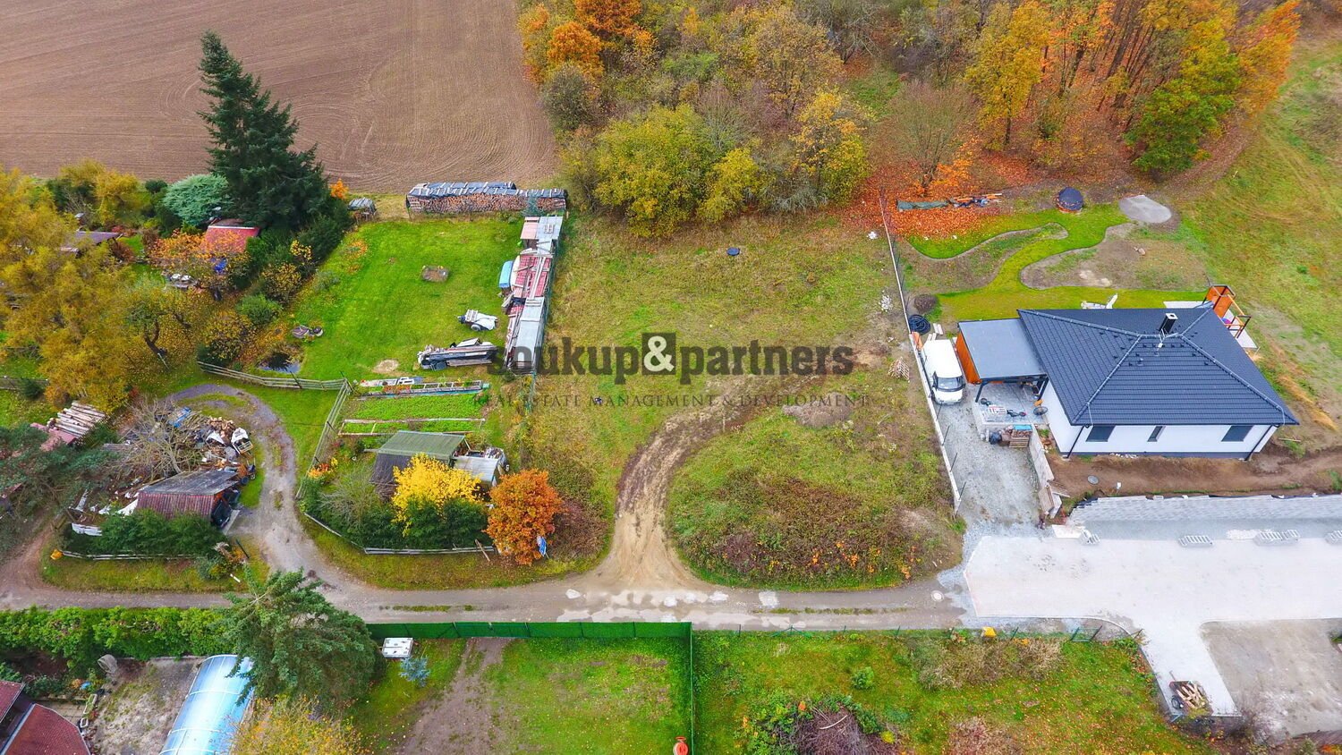 Stavební pozemek s projektem - 1001 m2, Podělusy, Týnec nad Sázavou.