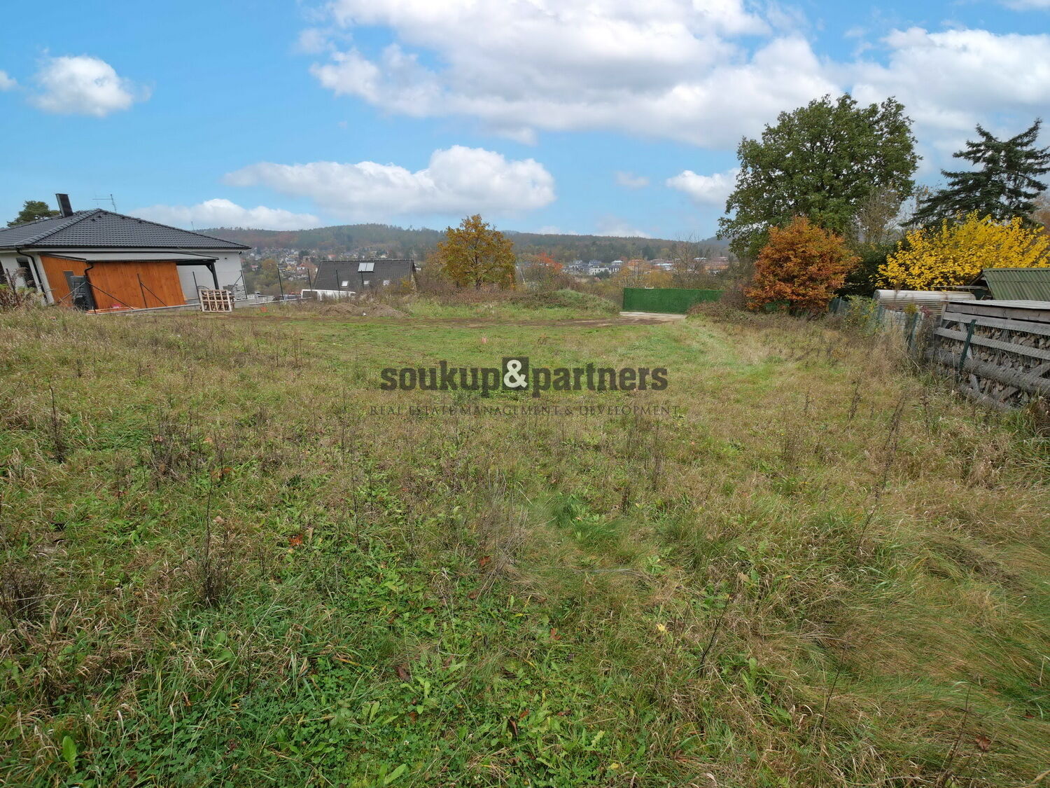 Stavební pozemek s projektem - 1001 m2, Podělusy, Týnec nad Sázavou.