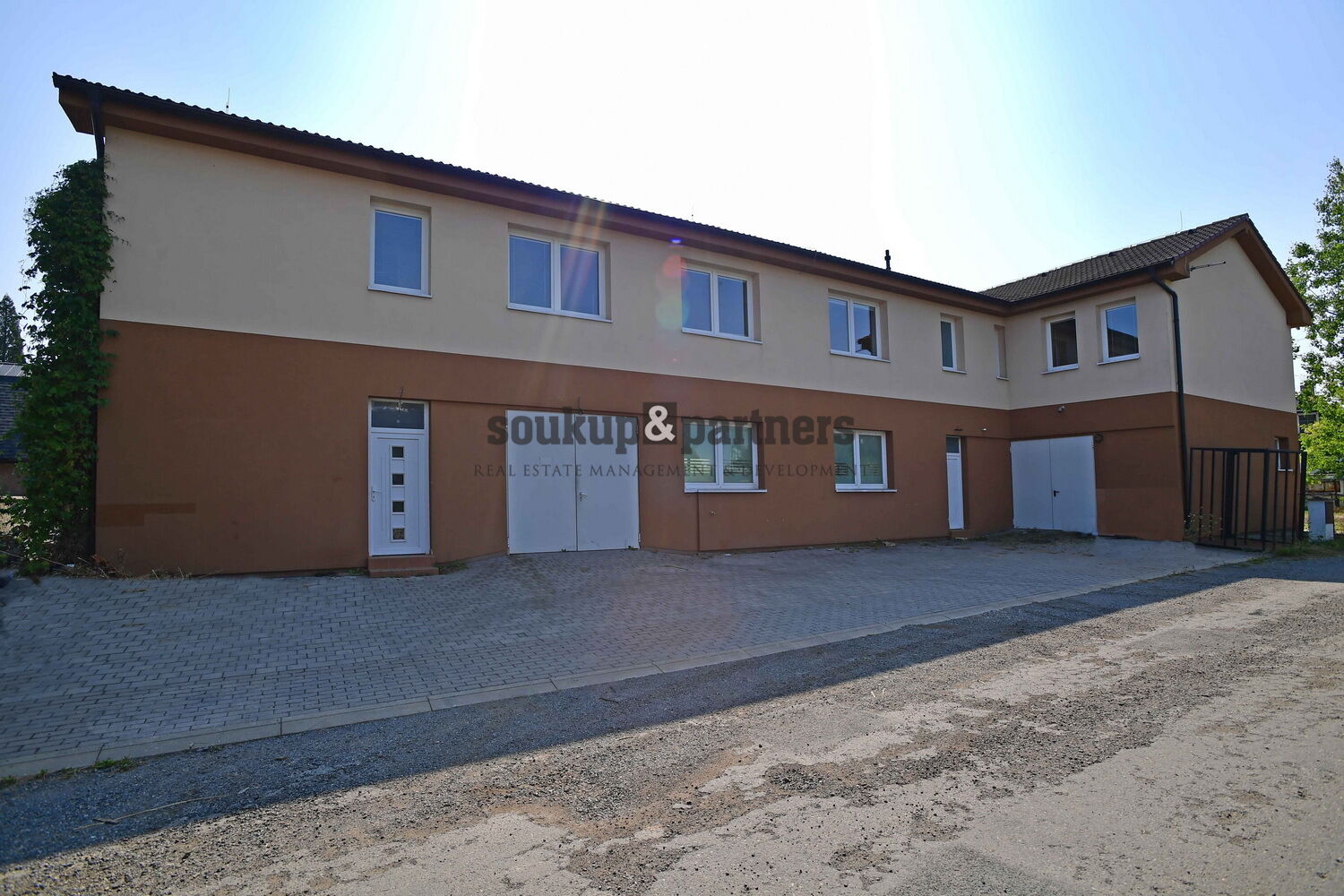 Polyfunkční dům - 428 m2, kolaudace 2015,  Mukařov, Praha - východ.