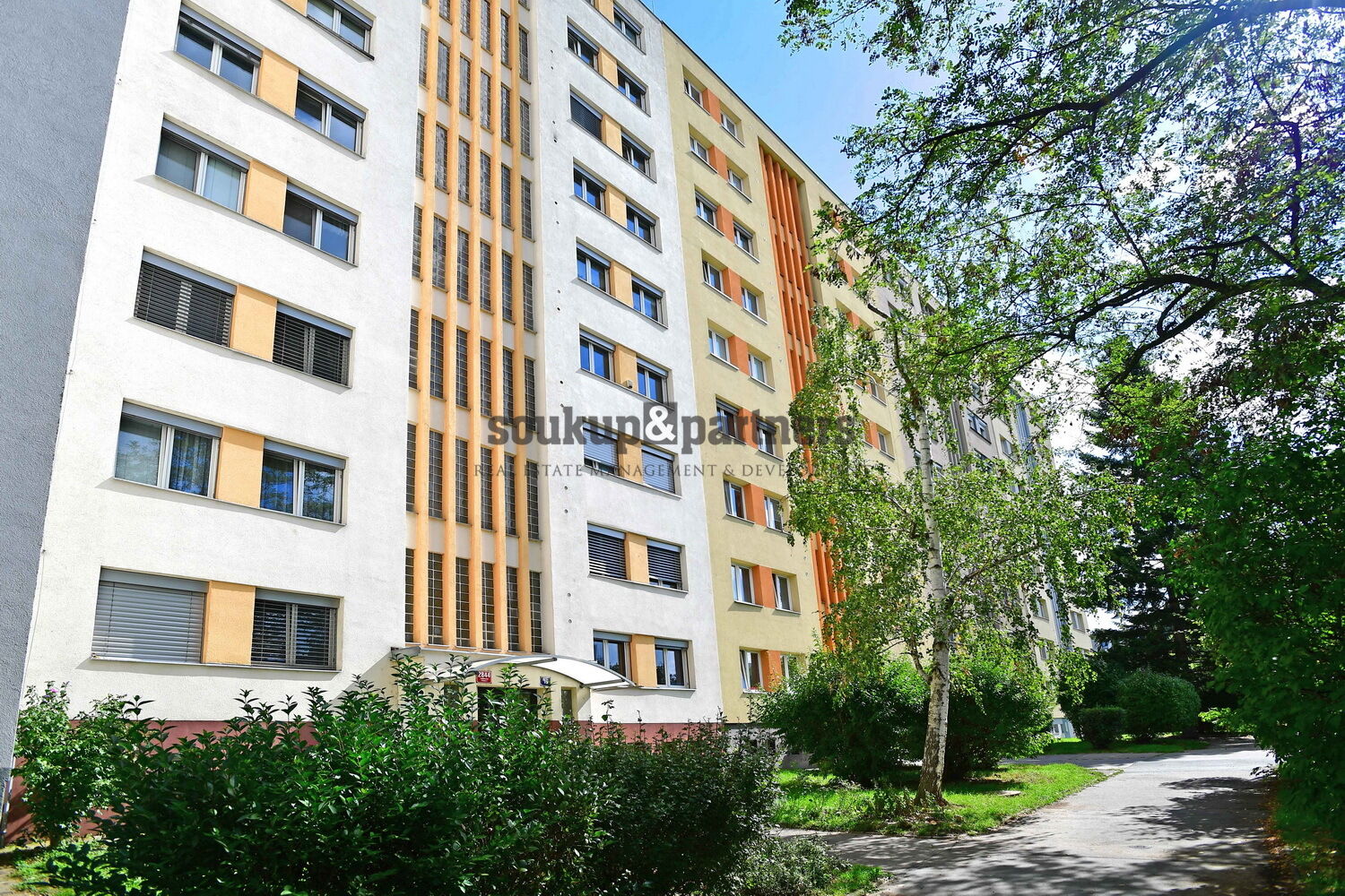 Byt 3+1/ Lodžie - 76 m2, 2 x sklep, předokenní rolety - Praha 4 - Záběhlice.