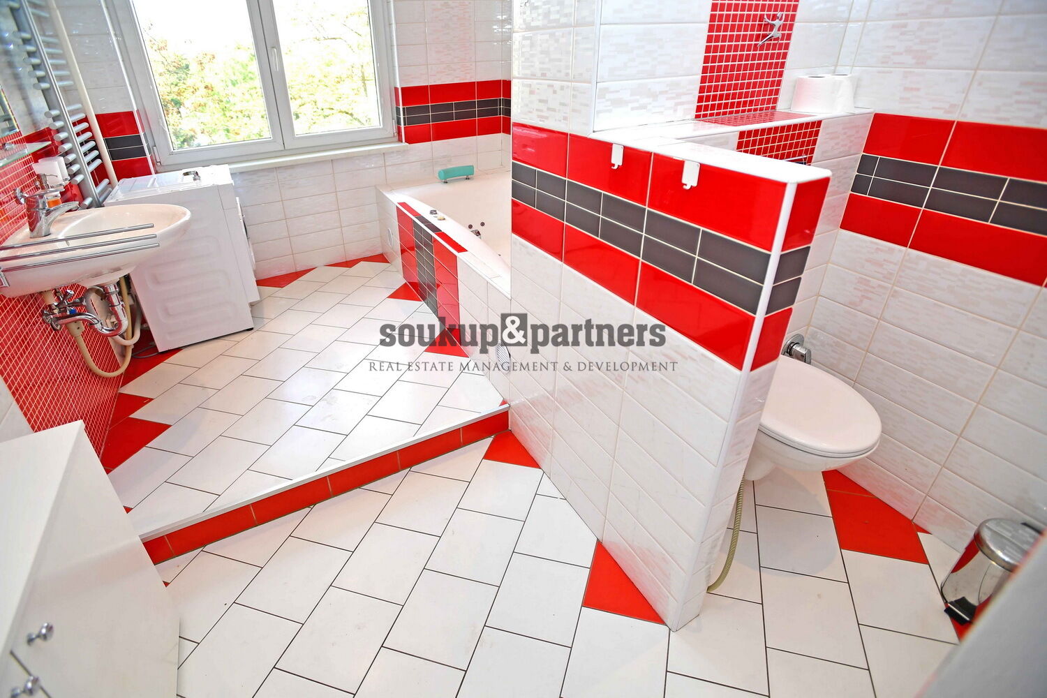 Byt 3+1/ Lodžie - 76 m2, 2 x sklep, předokenní rolety - Praha 4 - Záběhlice.