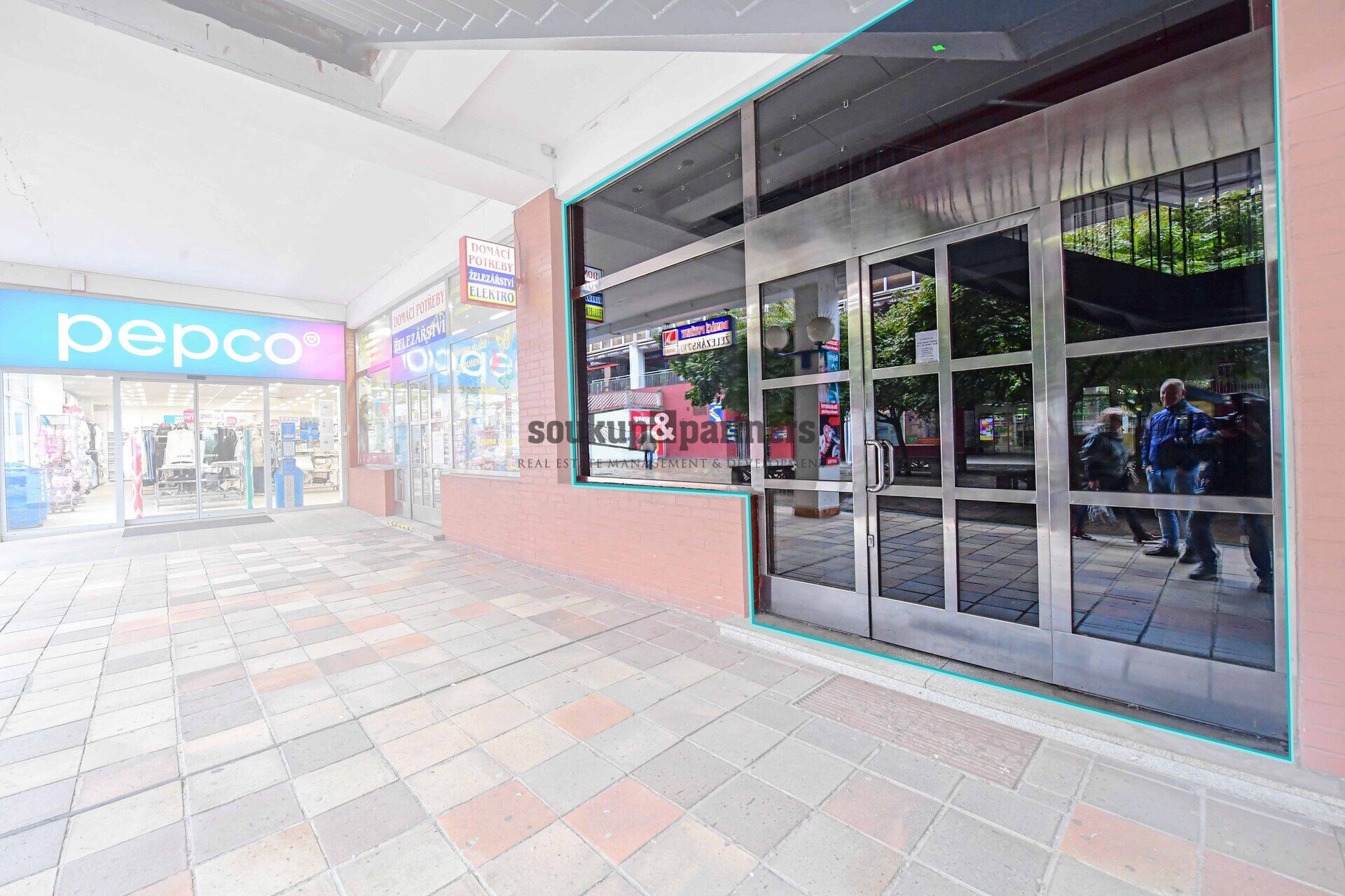 Obchodní prostor s výlohami - 79 m2, přízemí OD Luka, přímo na Metro B, Praha - Stodůlky.