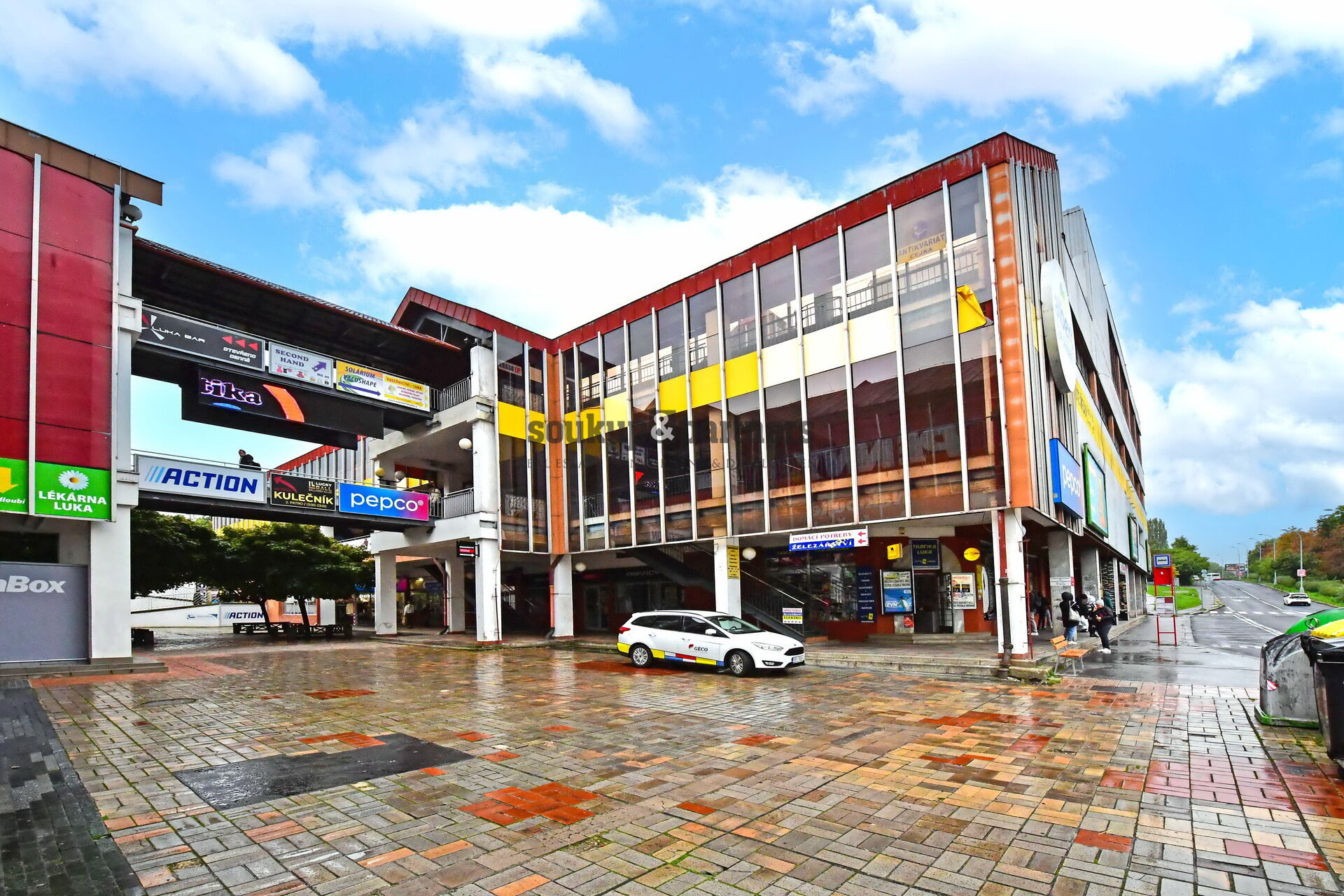 Obchodní prostor s výlohami - 79 m2, přízemí OD Luka, přímo na Metro B, Praha - Stodůlky.