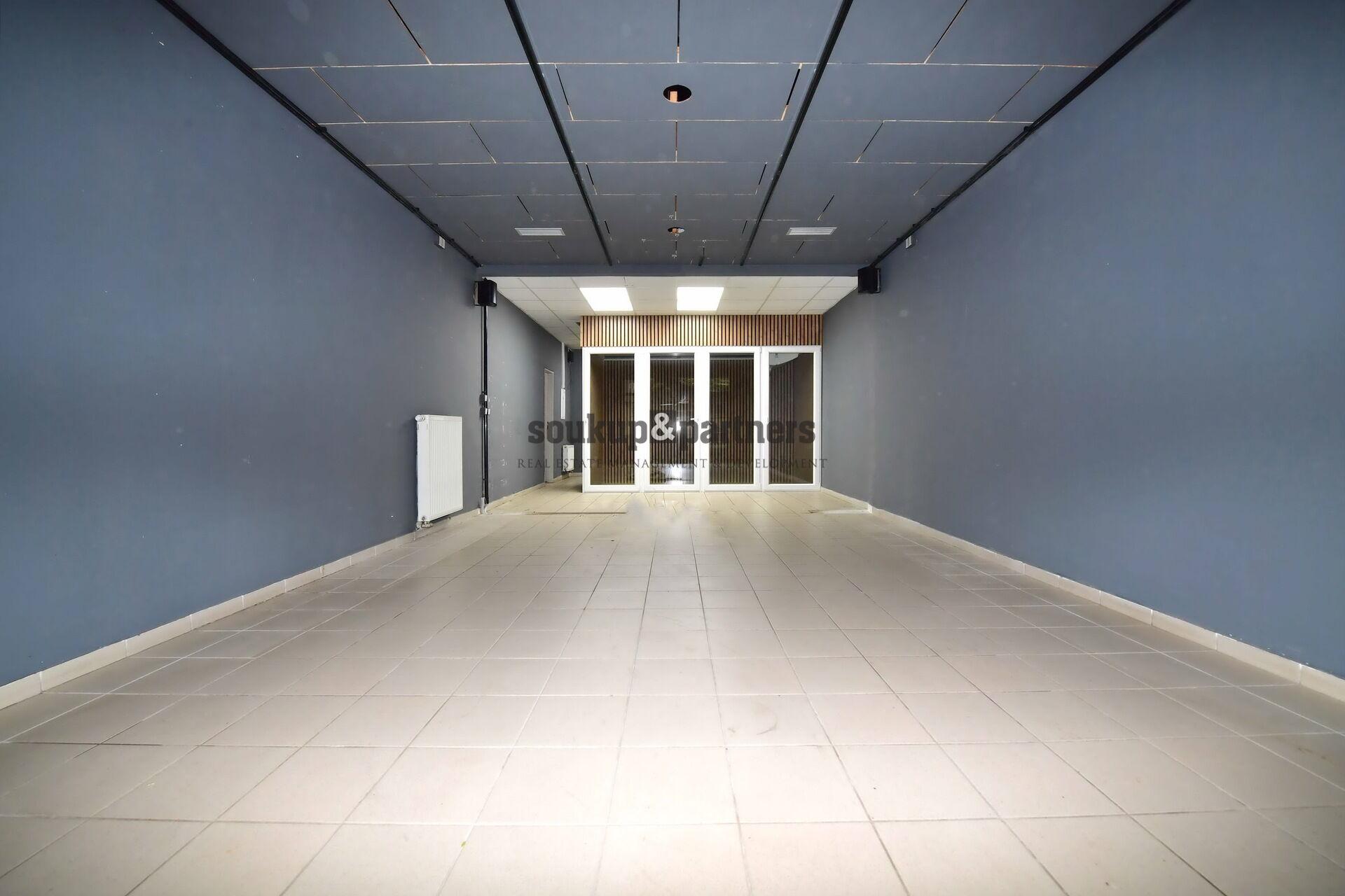 Obchodní prostor s výlohami - 79 m2, přízemí OD Luka, přímo na Metro B, Praha - Stodůlky.