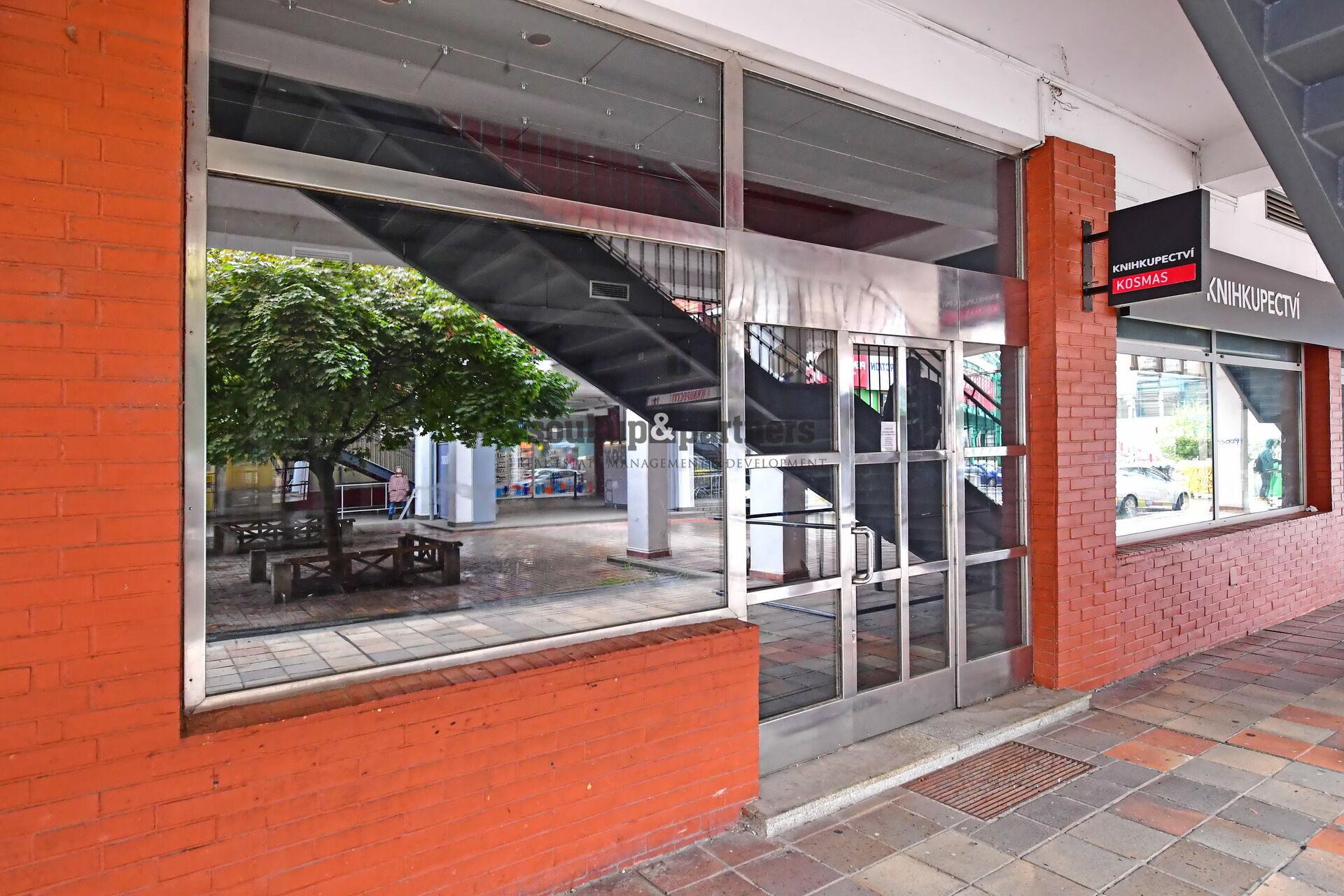 Obchodní prostor s výlohami - 79 m2, přízemí OD Luka, přímo na Metro B, Praha - Stodůlky.