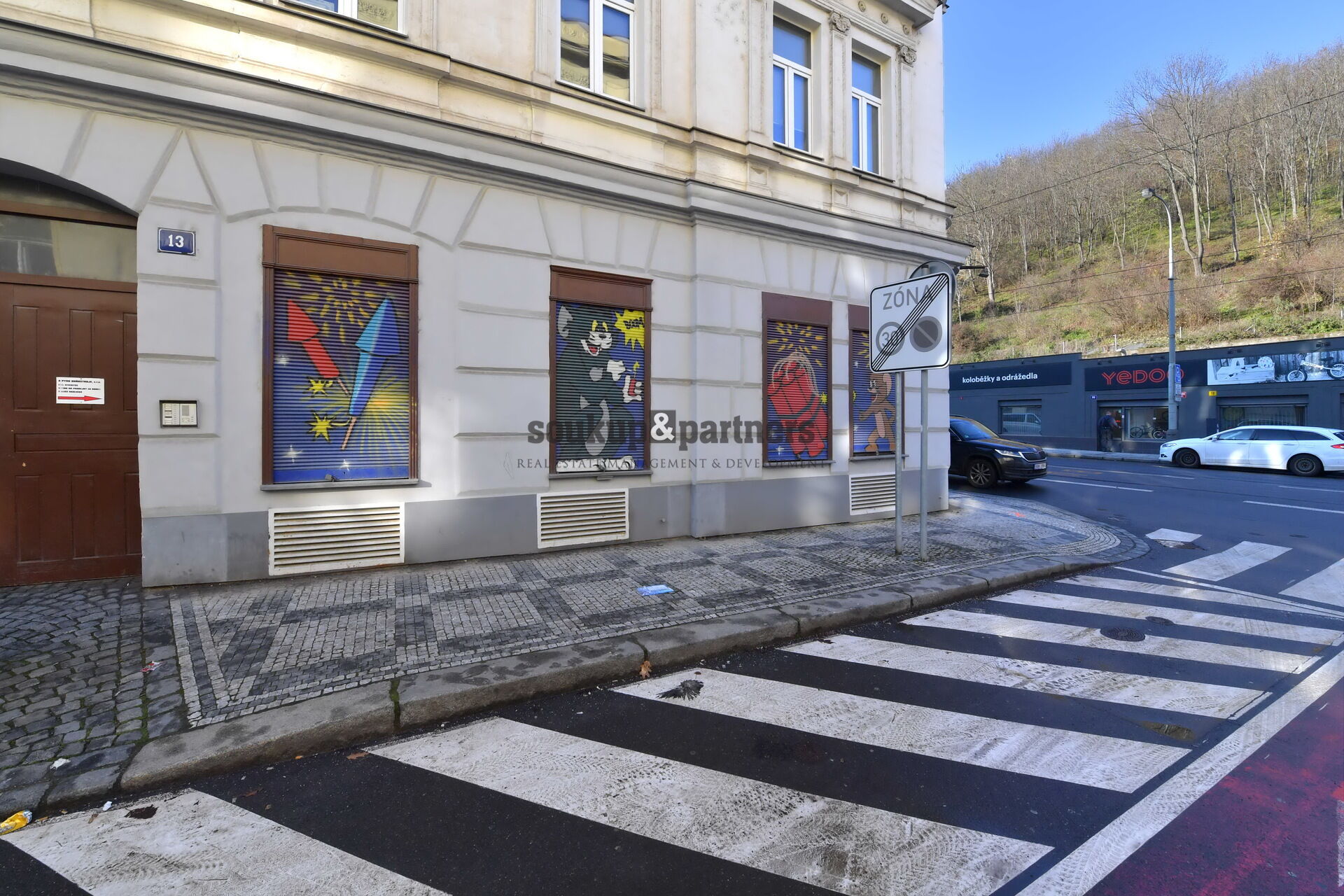 Rohový obchodní prostor s výlohami do ulice - 171 m2, Praha 5 - Radlická.