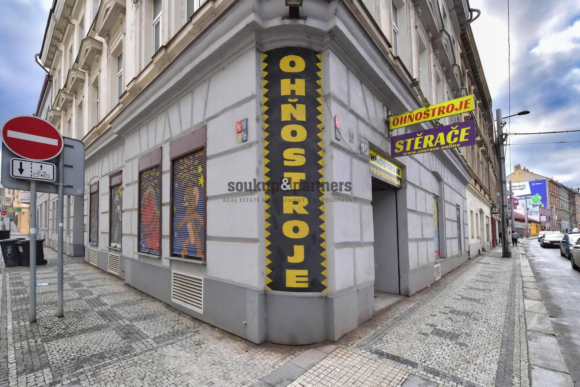 Rohový obchodní prostor s výlohami do ulice - 171 m2, Praha 5 - Radlická.