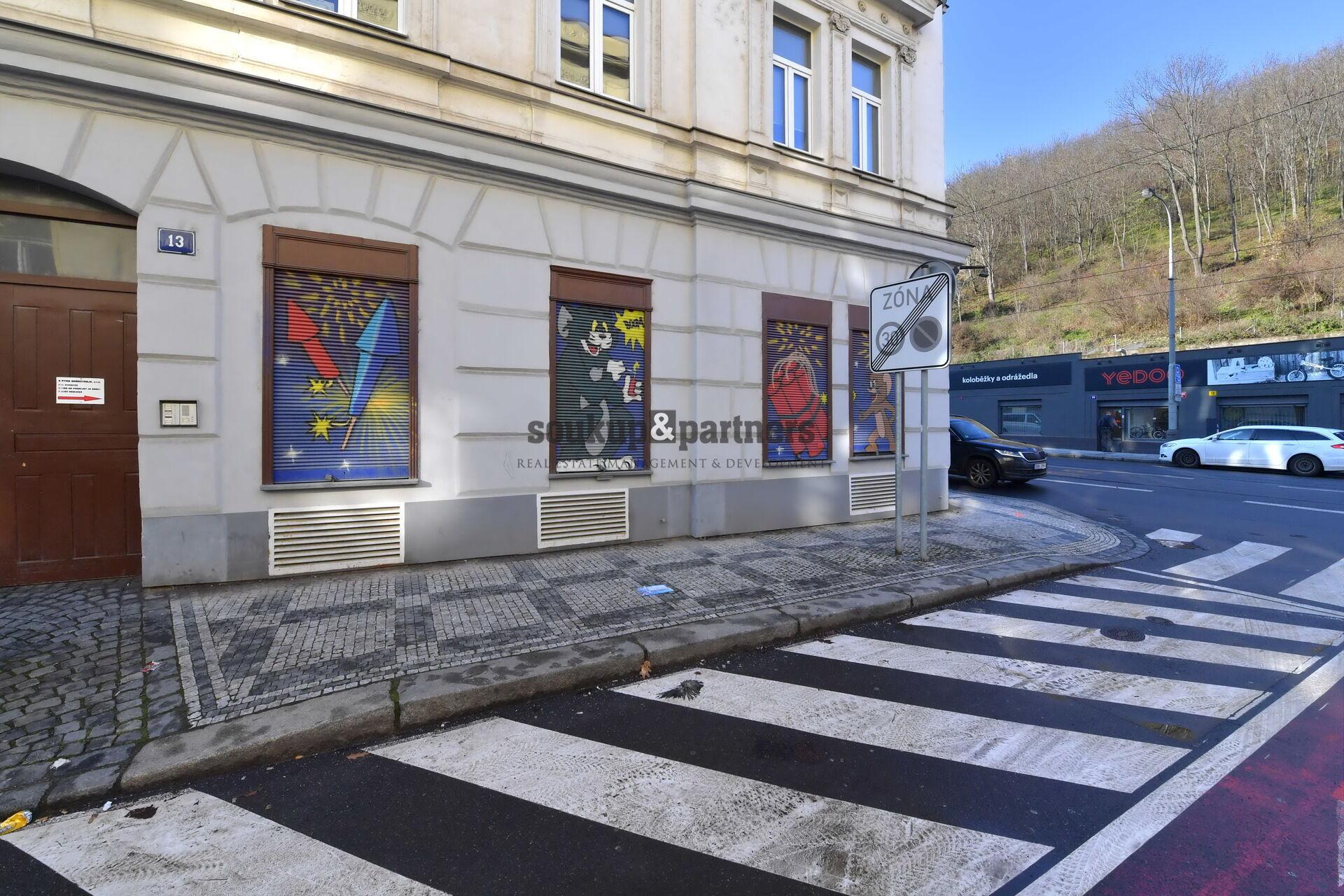 Rohový obchodní prostor s výlohami do ulice - 171 m2, Praha 5 - Radlická.