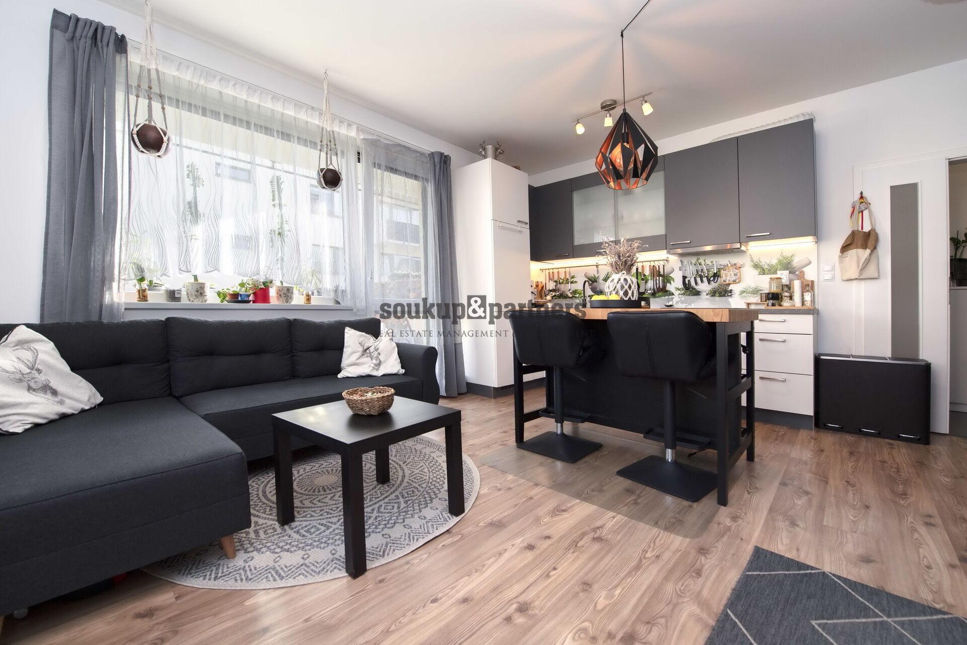 Byt 2+kk - 53 m2 + 50 m2 zahrada + 10 m2 terasa, garážové stání se sklepem, Horoměřice.