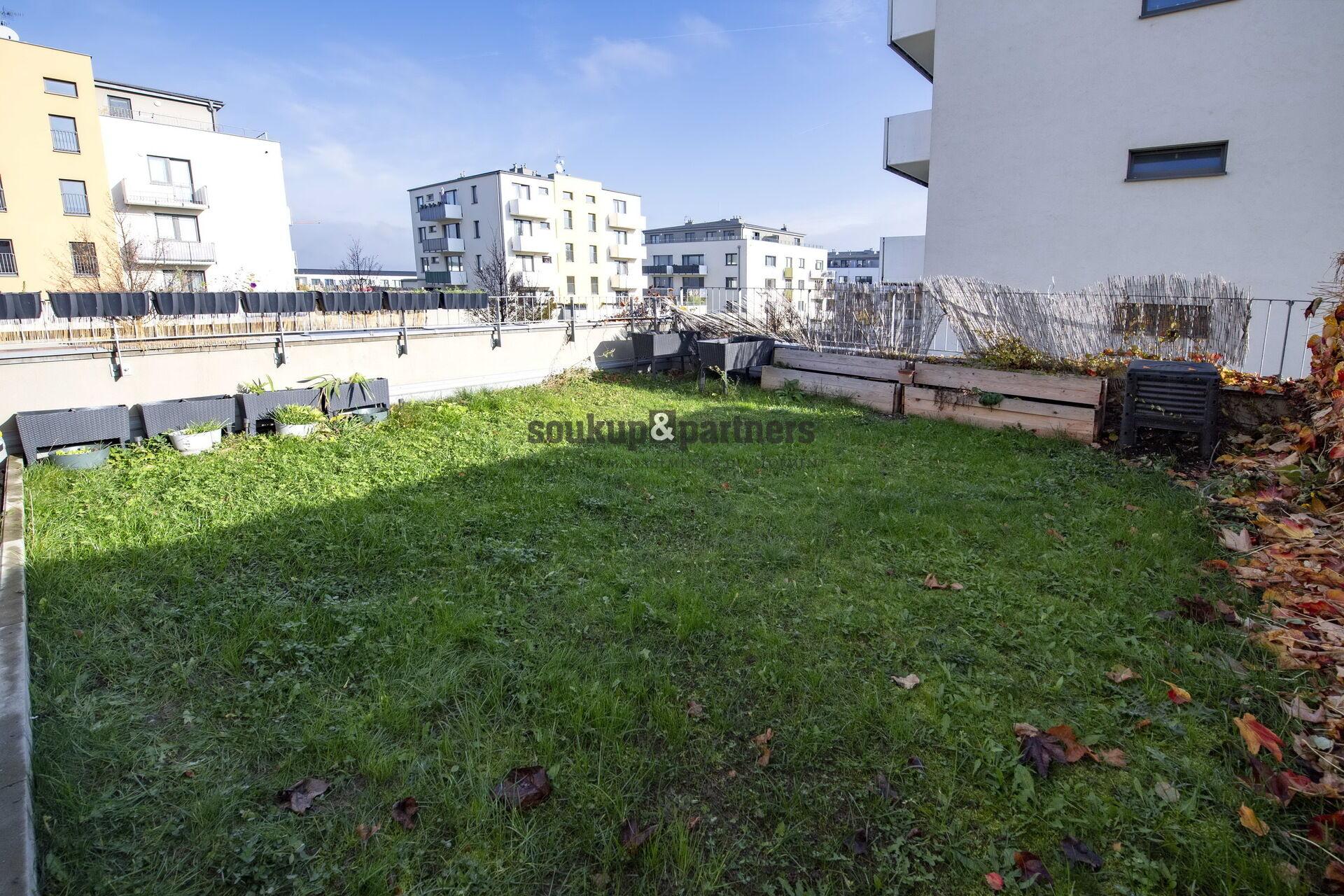 Byt 2+kk - 53 m2 + 50 m2 zahrada + 10 m2 terasa, garážové stání se sklepem, Horoměřice.