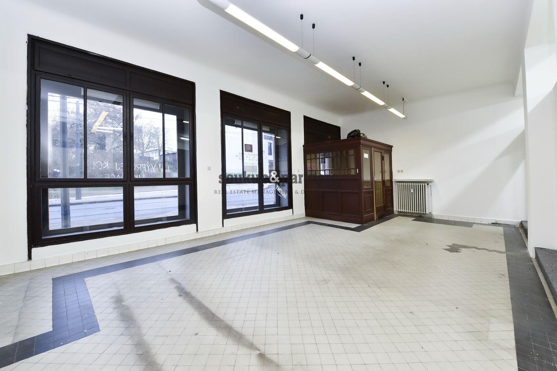 Obchodní prostor výlohami na hlavní třídě - Praha 8, Zenklova