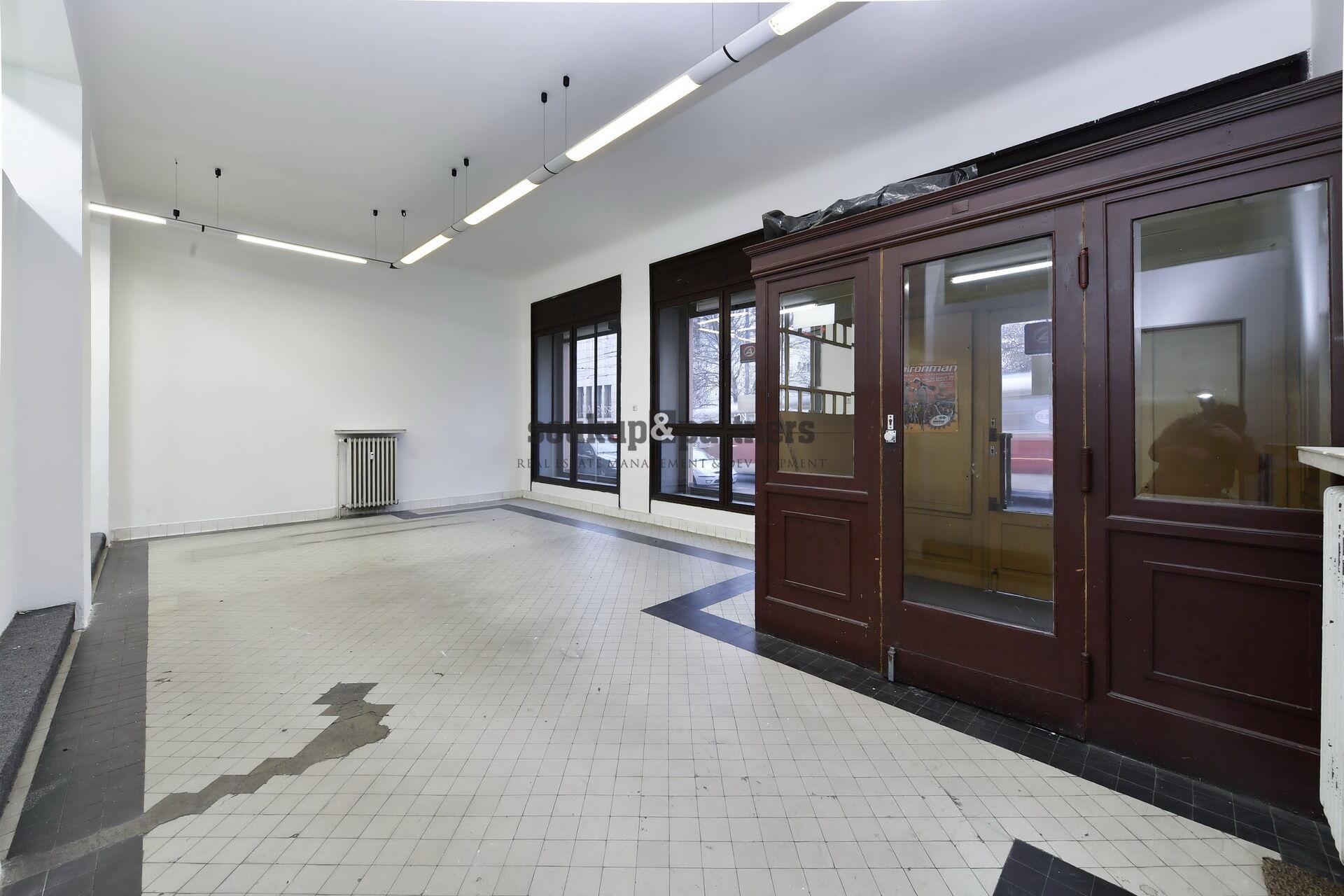 Obchodní prostor výlohami na hlavní třídě - Praha 8, Zenklova