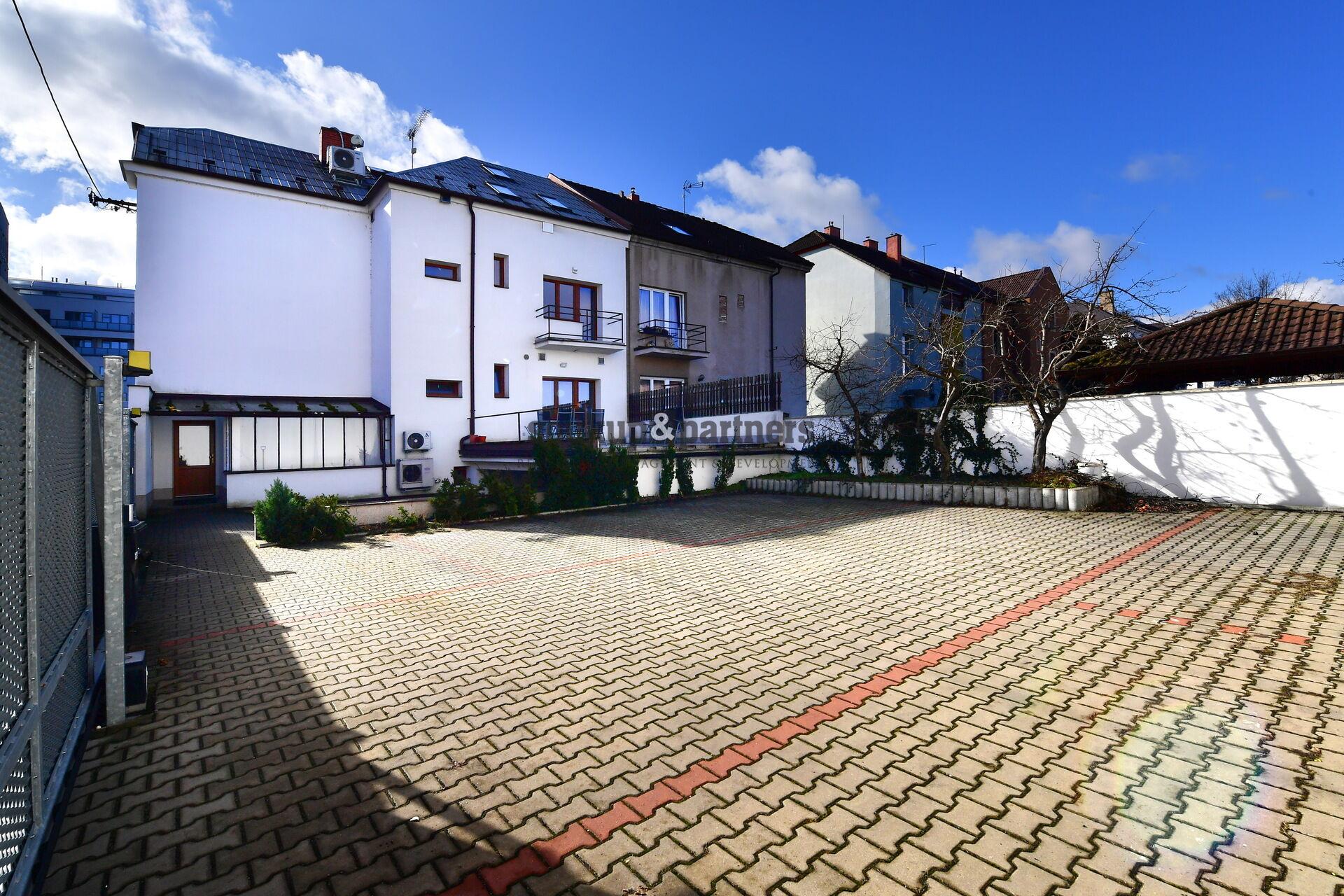 Polyfunkční dům - 384 m2, byty, kanceláře, prodejna, parkoviště, pozemek - 400 m2, Mladá Boleslav.