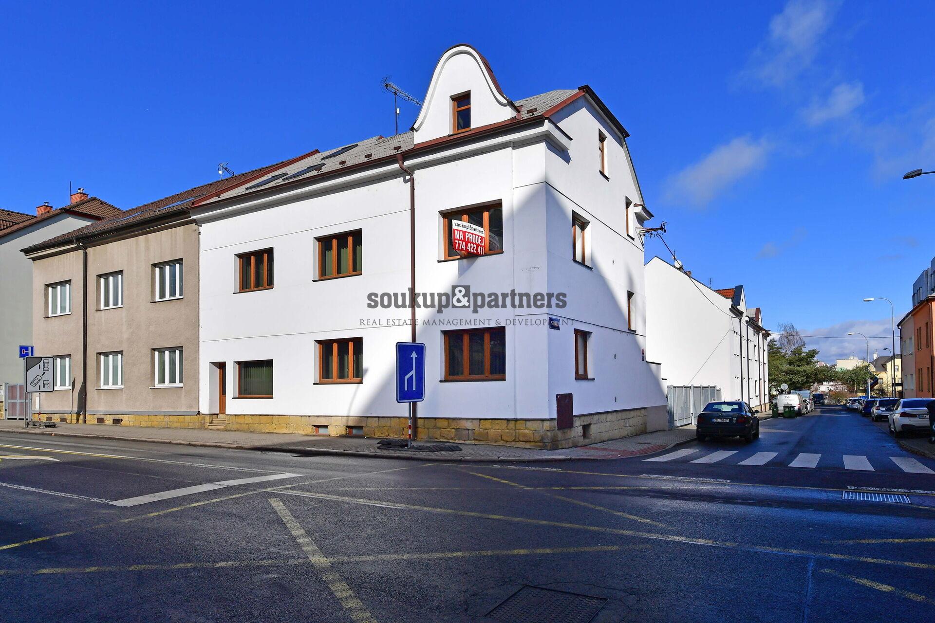 Polyfunkční dům - 384 m2, byty, kanceláře, prodejna, parkoviště, pozemek - 400 m2, Mladá Boleslav.