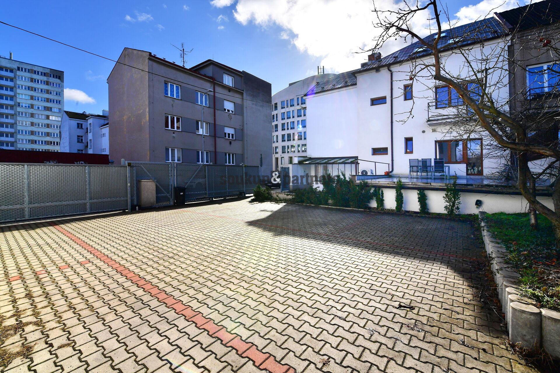 Polyfunkční dům - 384 m2, byty, kanceláře, prodejna, parkoviště, pozemek - 400 m2, Mladá Boleslav.