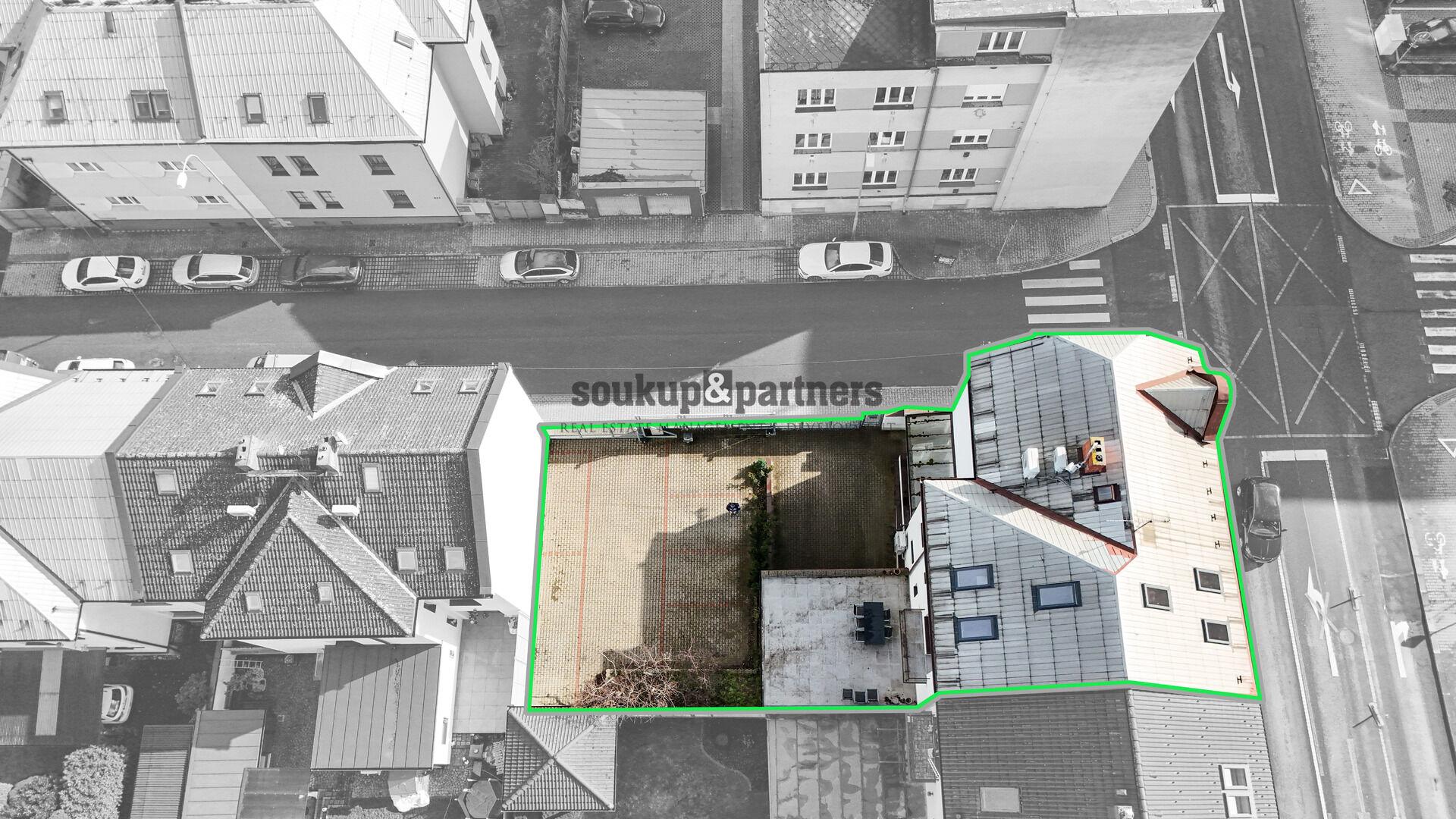 Polyfunkční dům - 384 m2, byty, kanceláře, prodejna, parkoviště, pozemek - 400 m2, Mladá Boleslav.