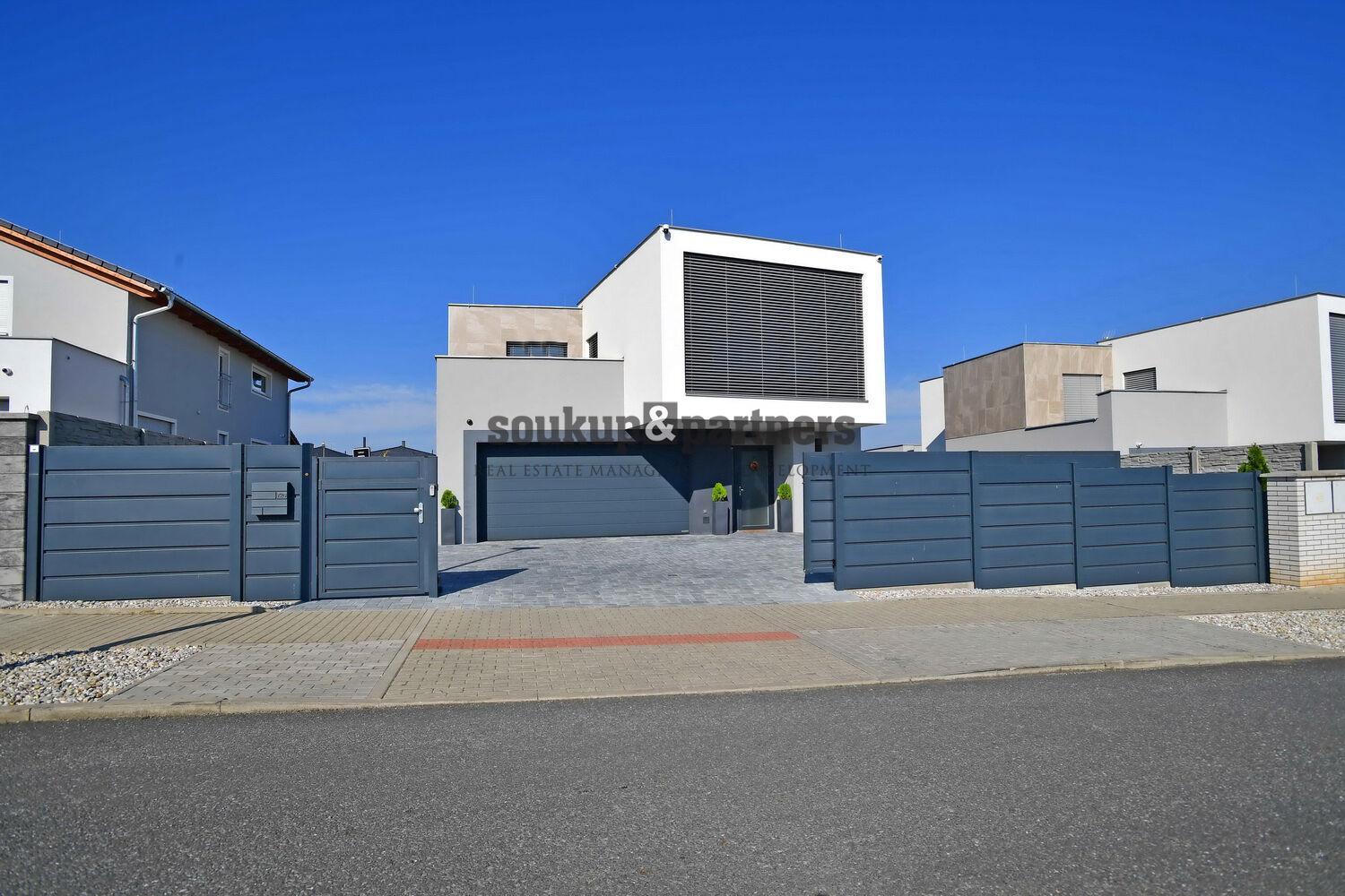 Novostavba 5+kk - 220 m2 - Tepelné čerpadlo, Garáž, Bazén, Vířivka, Vysoký Újezd, Praha - západ.