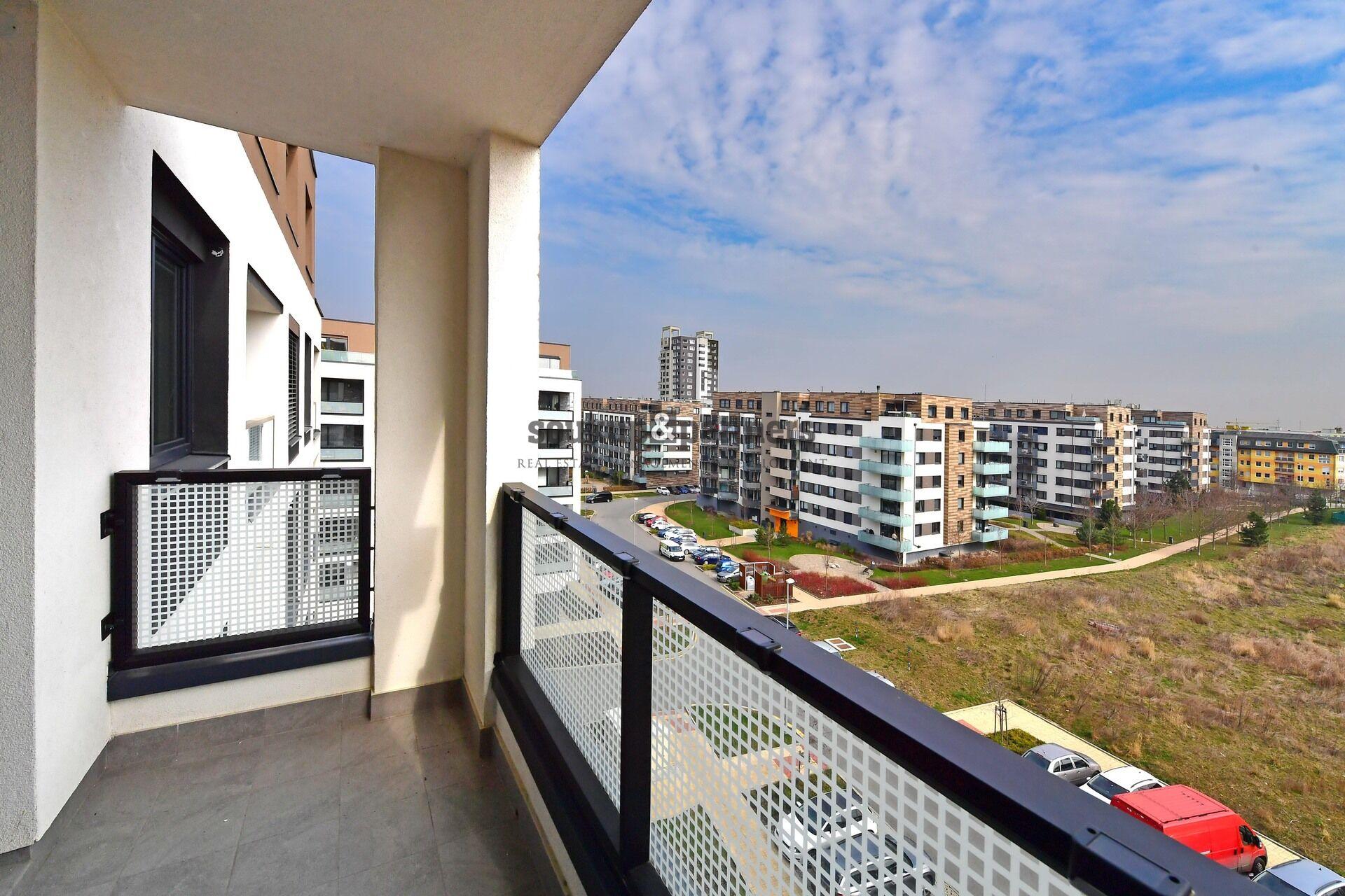 Světlý 2+kk s balkonem (55 m²) a garážovým stáním, novostavba – Praha 5 Hlubočepy