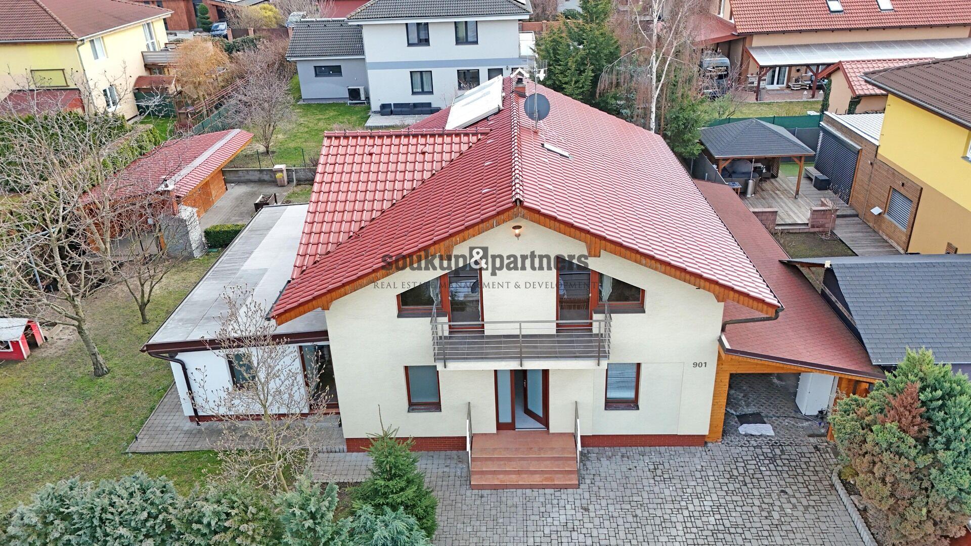 RD 6+kk/ Zimní zahrada/ 3 x koupelna/ Sauna - 223 m2 + Garáž, Zahradní dům - Bašť, Praha - východ.