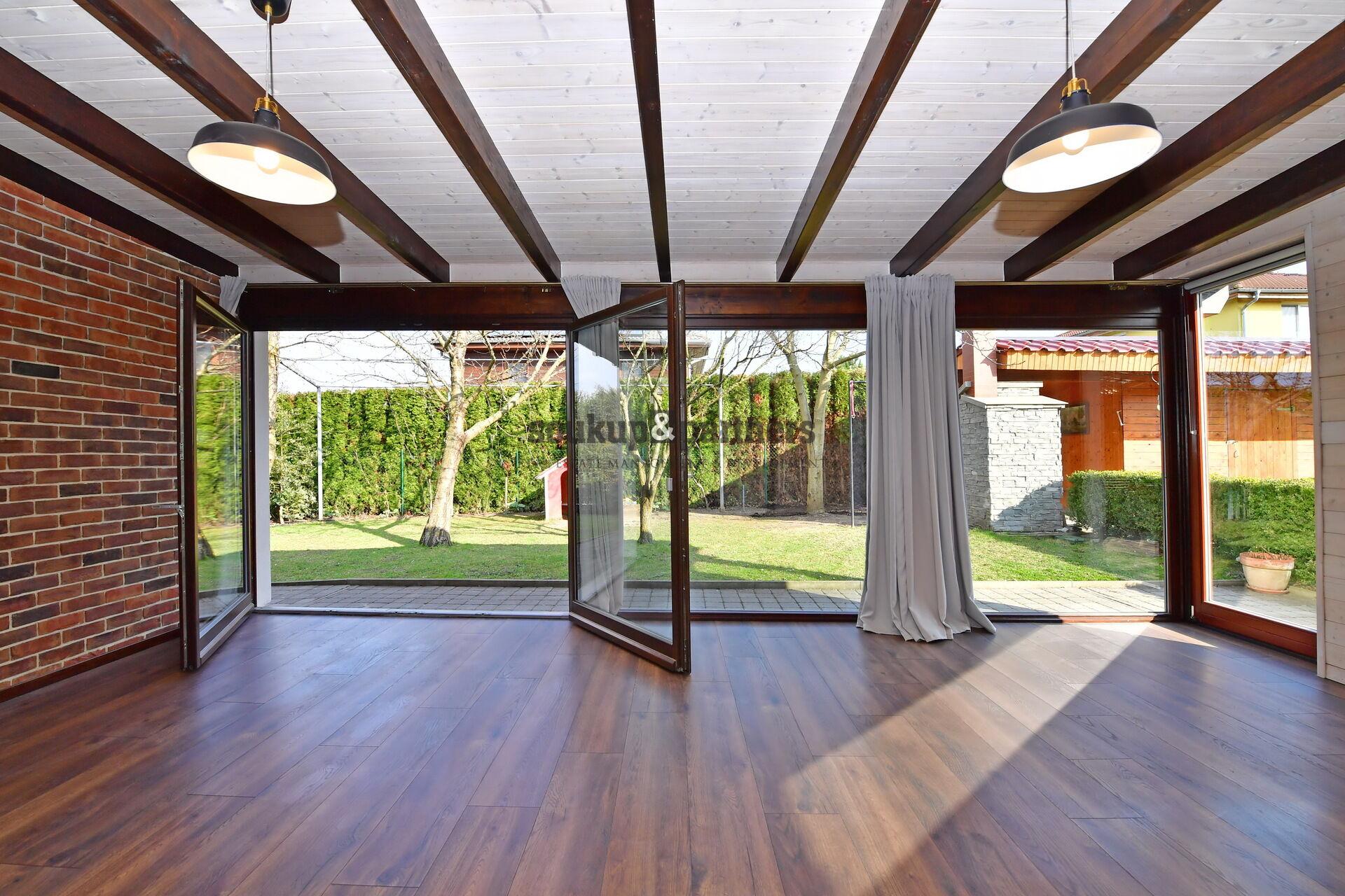 RD 6+kk/ Zimní zahrada/ 3 x koupelna/ Sauna - 223 m2 + Garáž, Zahradní dům - Bašť, Praha - východ.