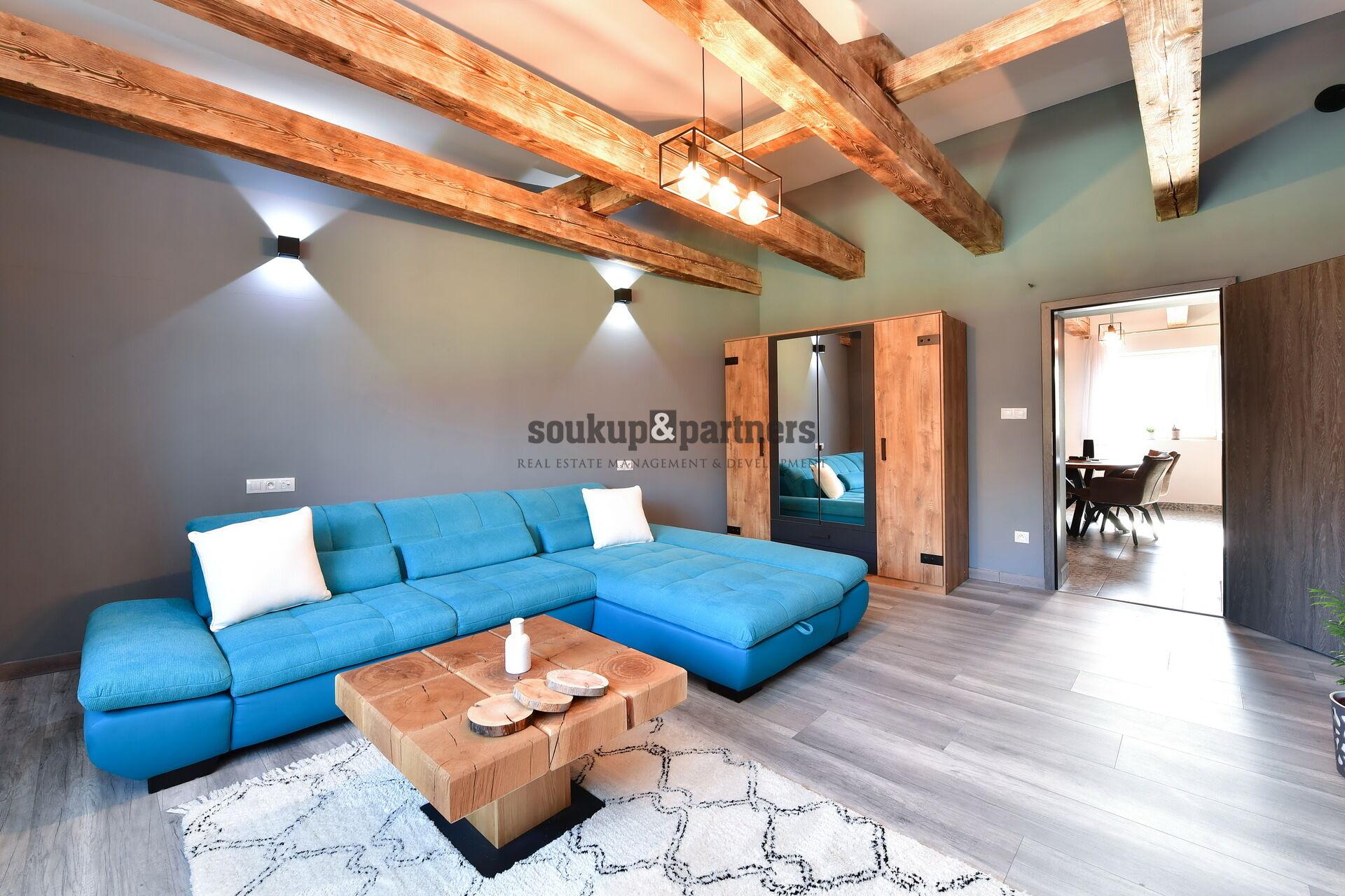 Designový byt 3+1, 100 m2, po rekonstrukci - výhled na řeku, Karlovy Vary