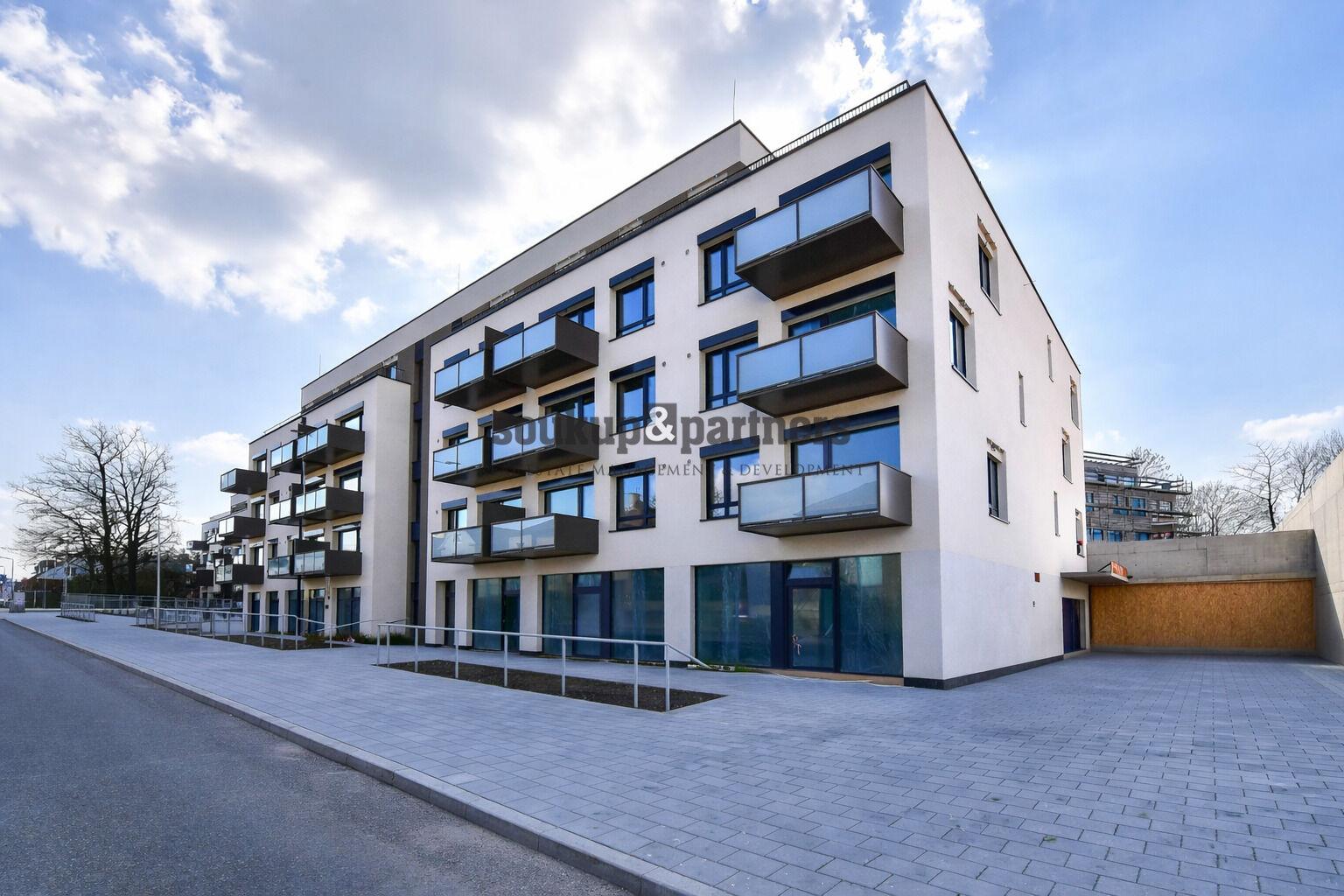 Obchodní prostor s výlohami - 41 m2, přízemí do ulice v novém rezidenčním projektu PORTTI Kladno.