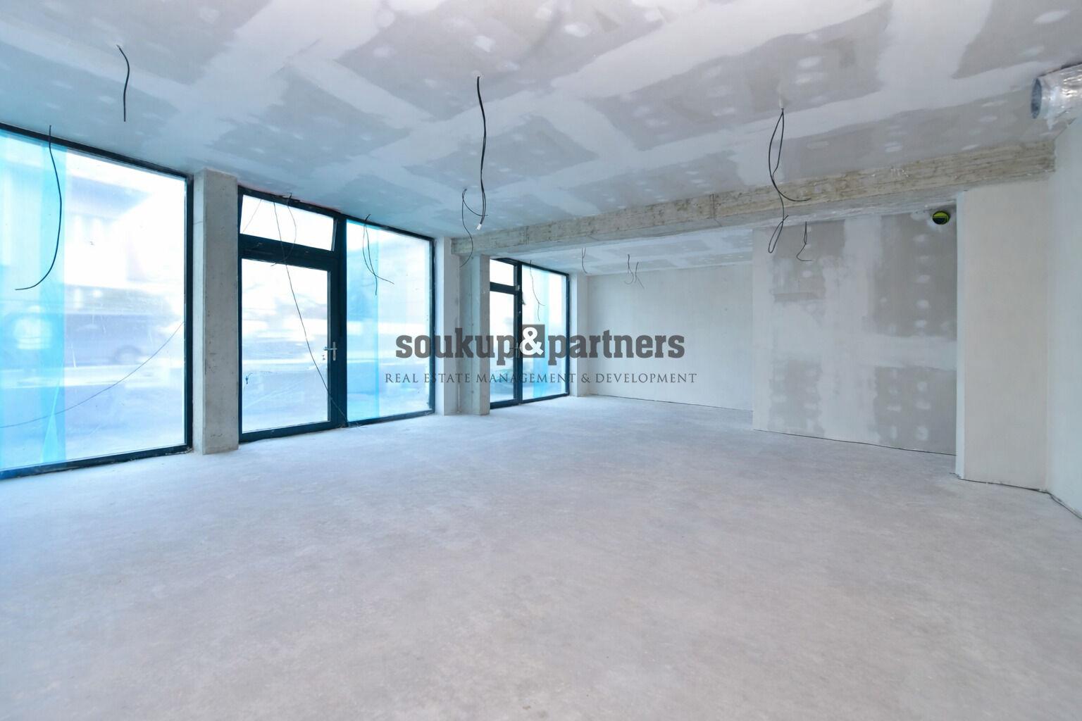 Obchodní prostor s výlohami - 69 m2, přízemí do ulice v novém rezidenčním projektu PORTTI Kladno.