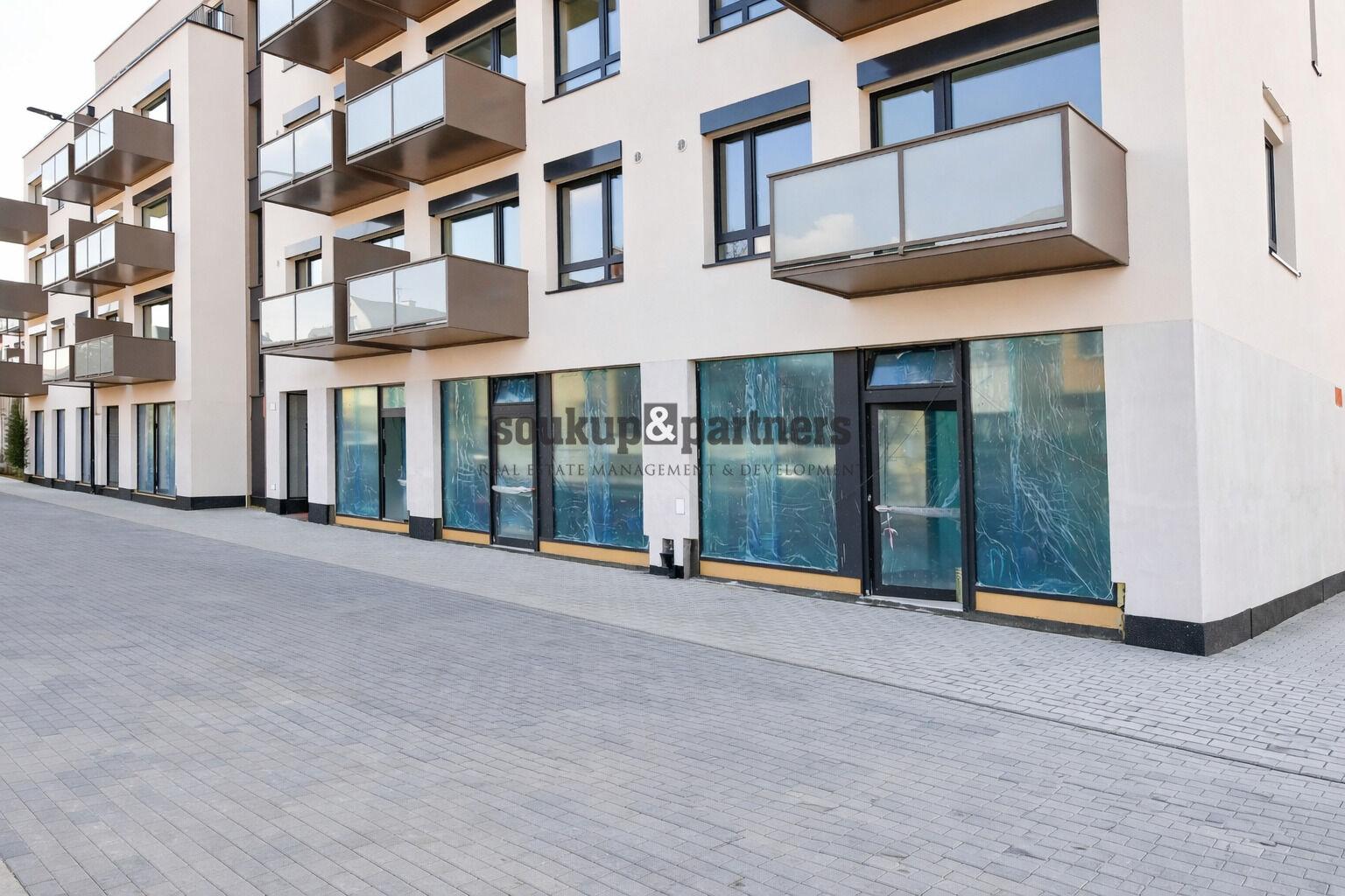 Obchodní prostor s výlohami - 69 m2, přízemí do ulice v novém rezidenčním projektu PORTTI Kladno.