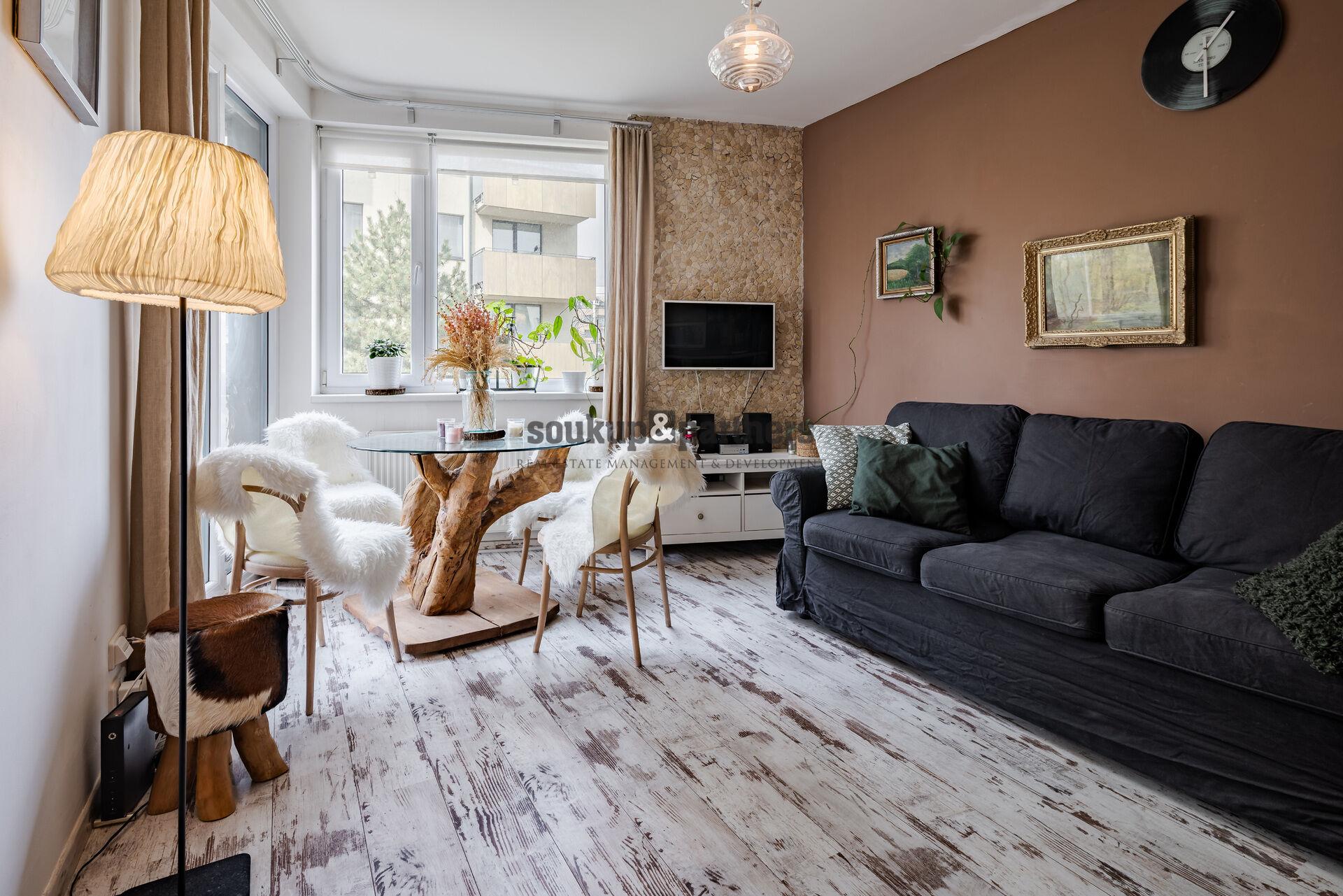 Moderní 2+kk (54 m²) se zasklenou lodžií, plně zařízený – Praha 9 Střížkov