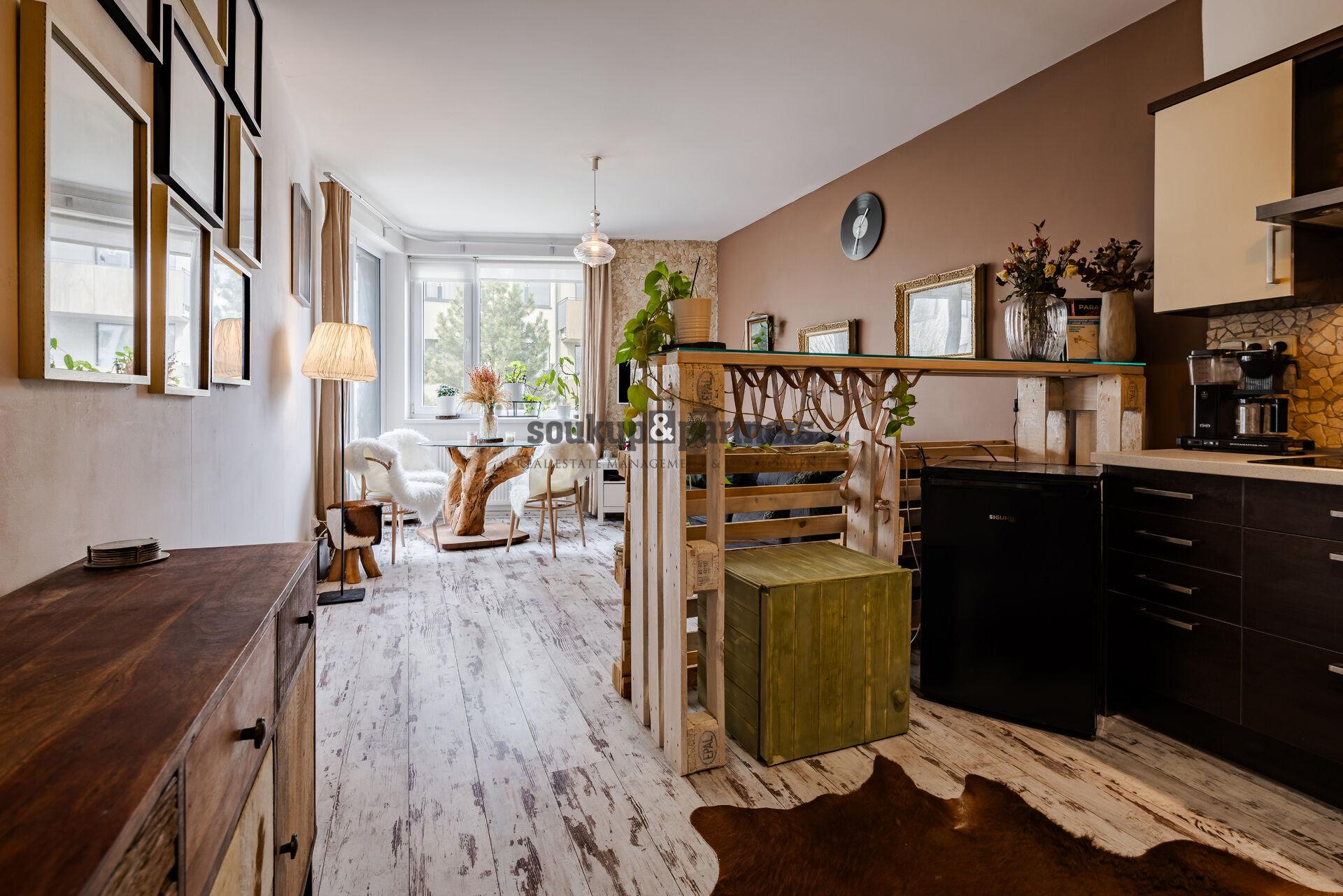 Moderní 2+kk (54 m²) se zasklenou lodžií, plně zařízený – Praha 9 Střížkov