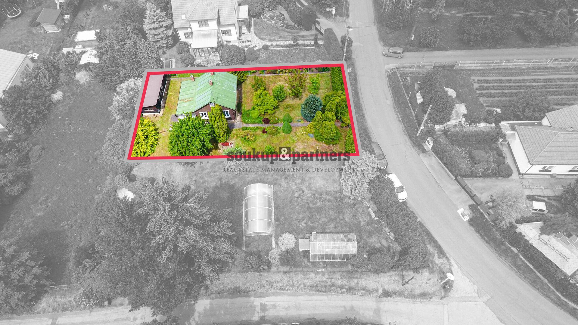 Pozemek - 717 m2, s rodinným domem 73 m2, Máslovice, okr. Praha - Východ.